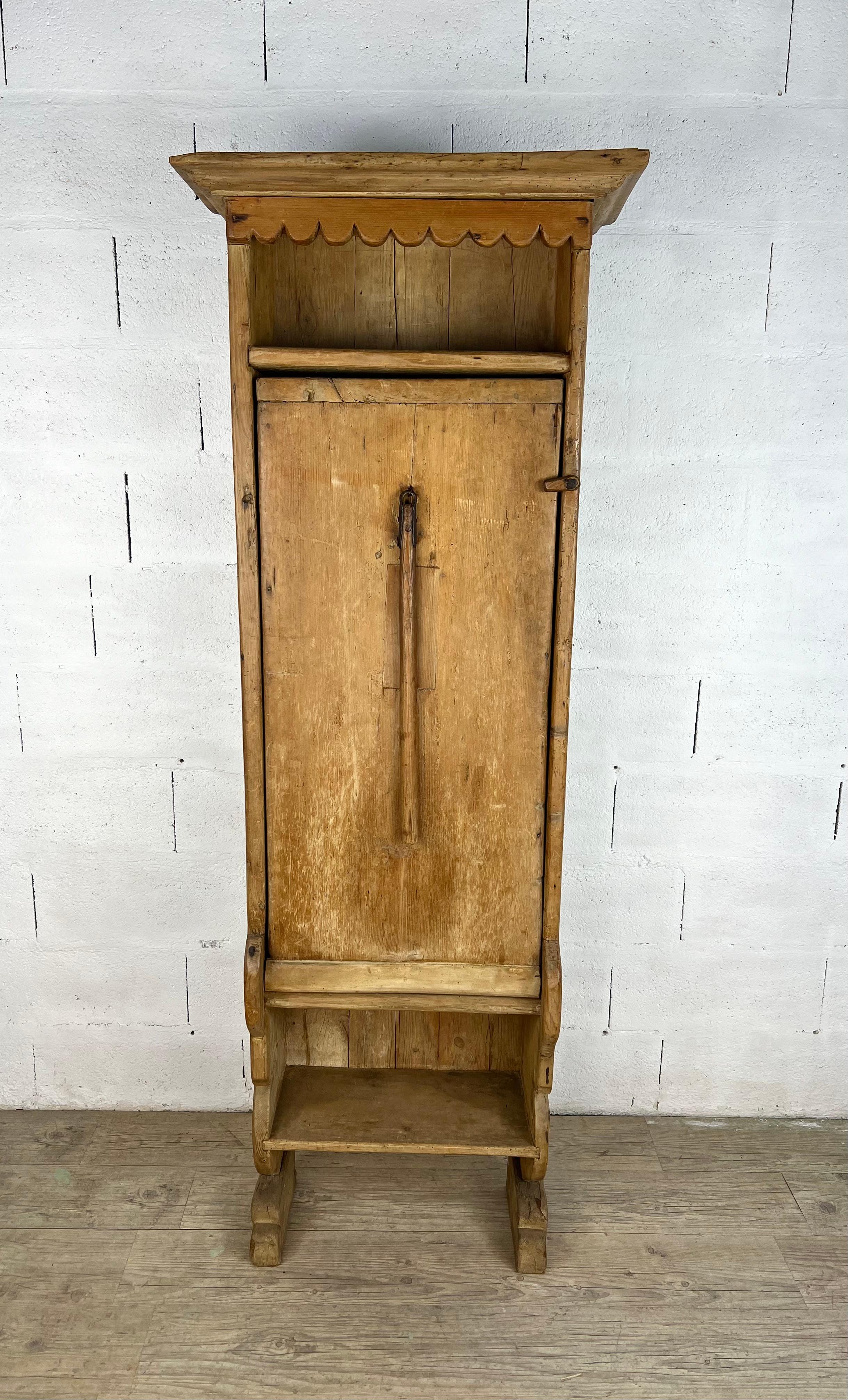 This Norfolk Buffet/Shepherd's Table combines practicality with timeless design, offering a versatile two-in-one solution for modern living. At 196 cm in height and 71 cm in width, it functions as a high sideboard, perfect for displaying or storing