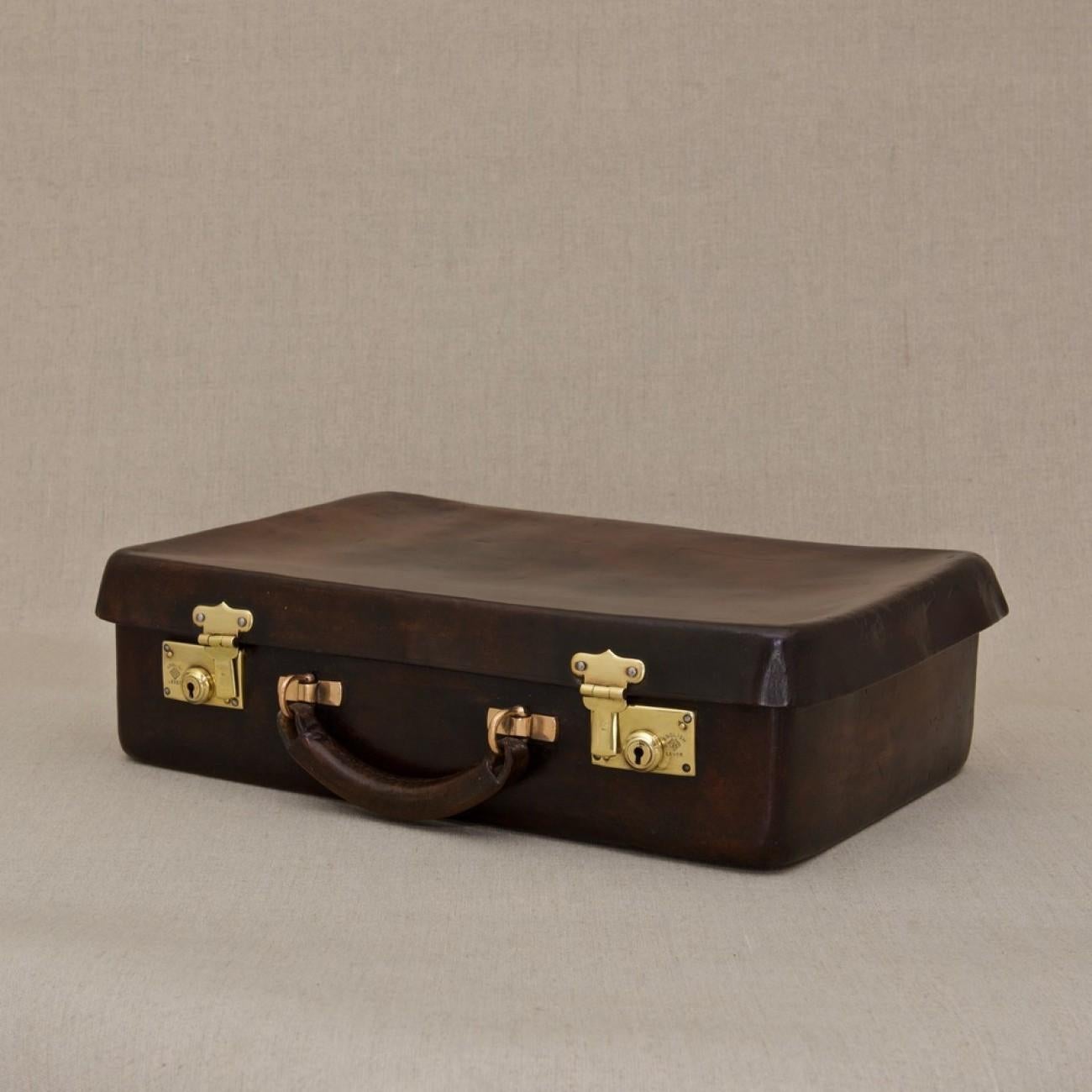 Splendid patinated dark tan leather Norfolk hide attaché case, circa 1920. With original leather handle, no initials and original Rexine lining to the interior. Stamped 'Warranted Solid Leather' and 'Ashtona Standard'.

Norfolk hide is one of the