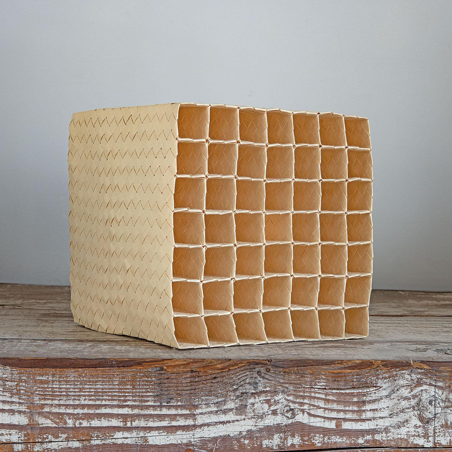 Hatekayama arbeitet mit fabrikmäßig hergestelltem Verpackungsklebeband, um ihre geometrischen Anliegen umzusetzen. Es handelt sich um ein experimentelles MATERIAL, das es ihr ermöglicht, sich von traditionellen Beschränkungen zu lösen.

"Meine