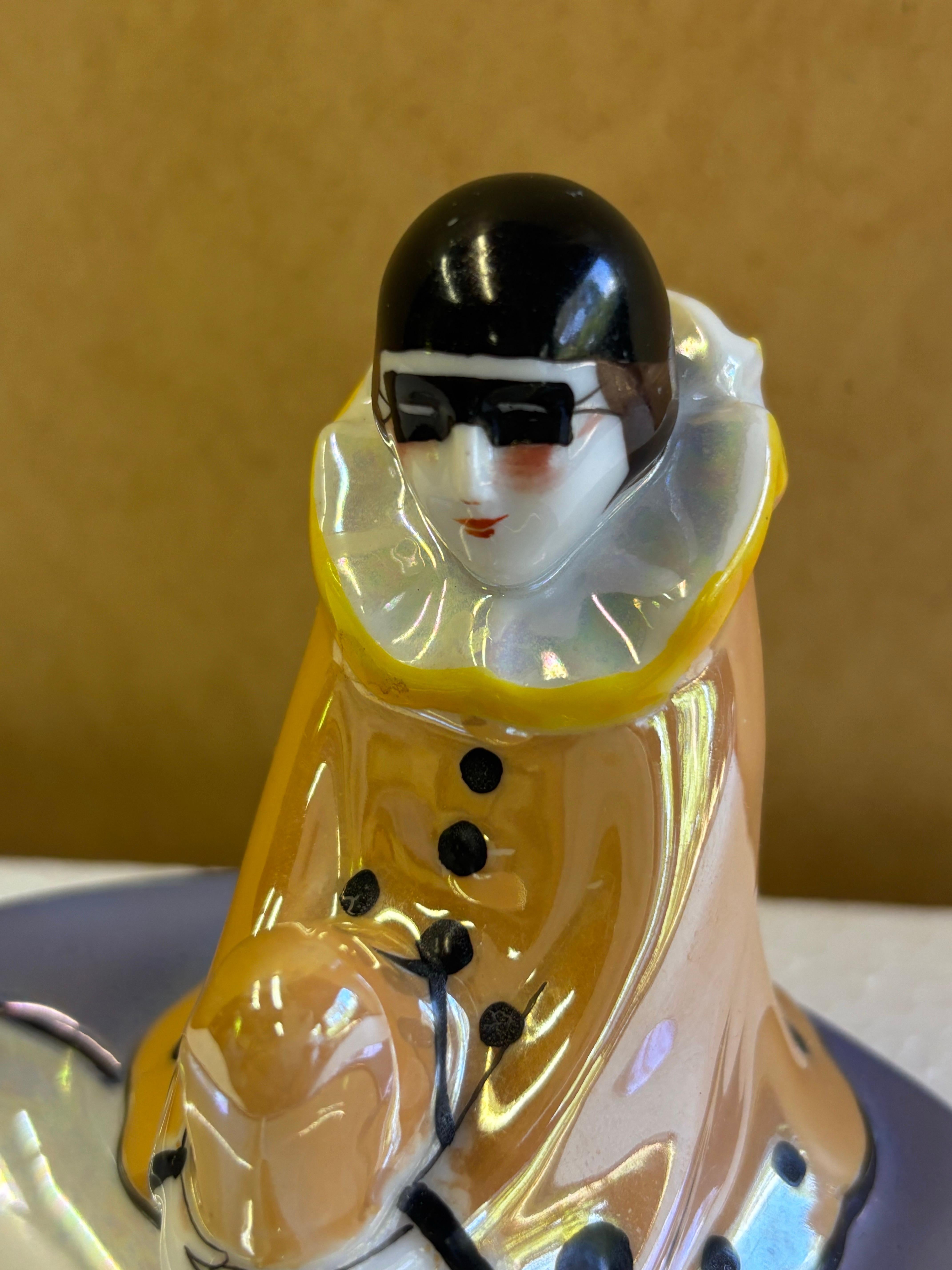 Noritake Figura di Arlecchino in una ciotola di ceramica.  Le figure di Arlecchino sembrano essere tra le più difficili da trovare di Noritake.  Questo esemplare è in ottime condizioni originali con colori molto belli!  Nel complesso un esempio