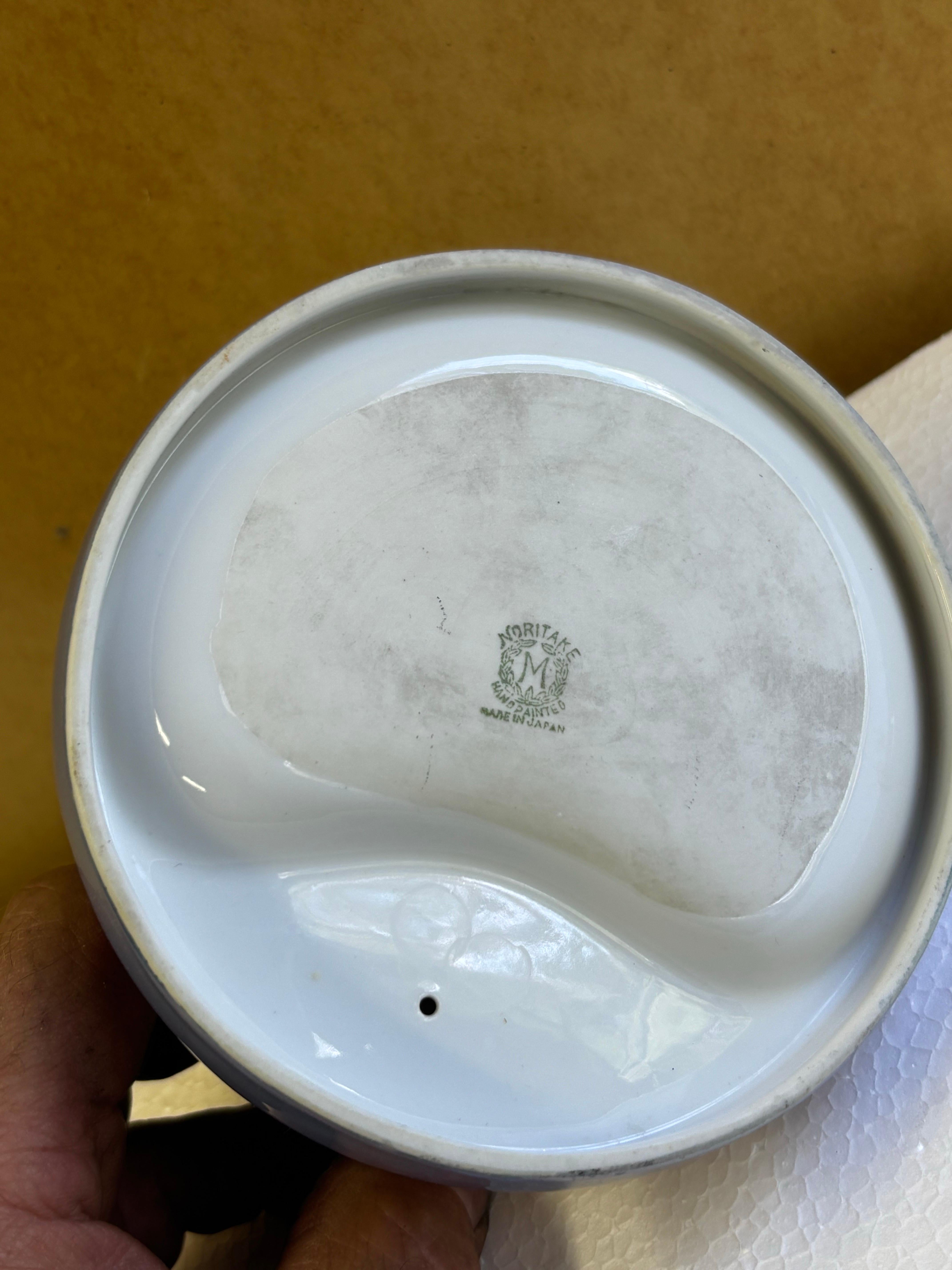 Art Déco Noritake Figura di Arlecchino con maschera seduta in una ciotola in vendita