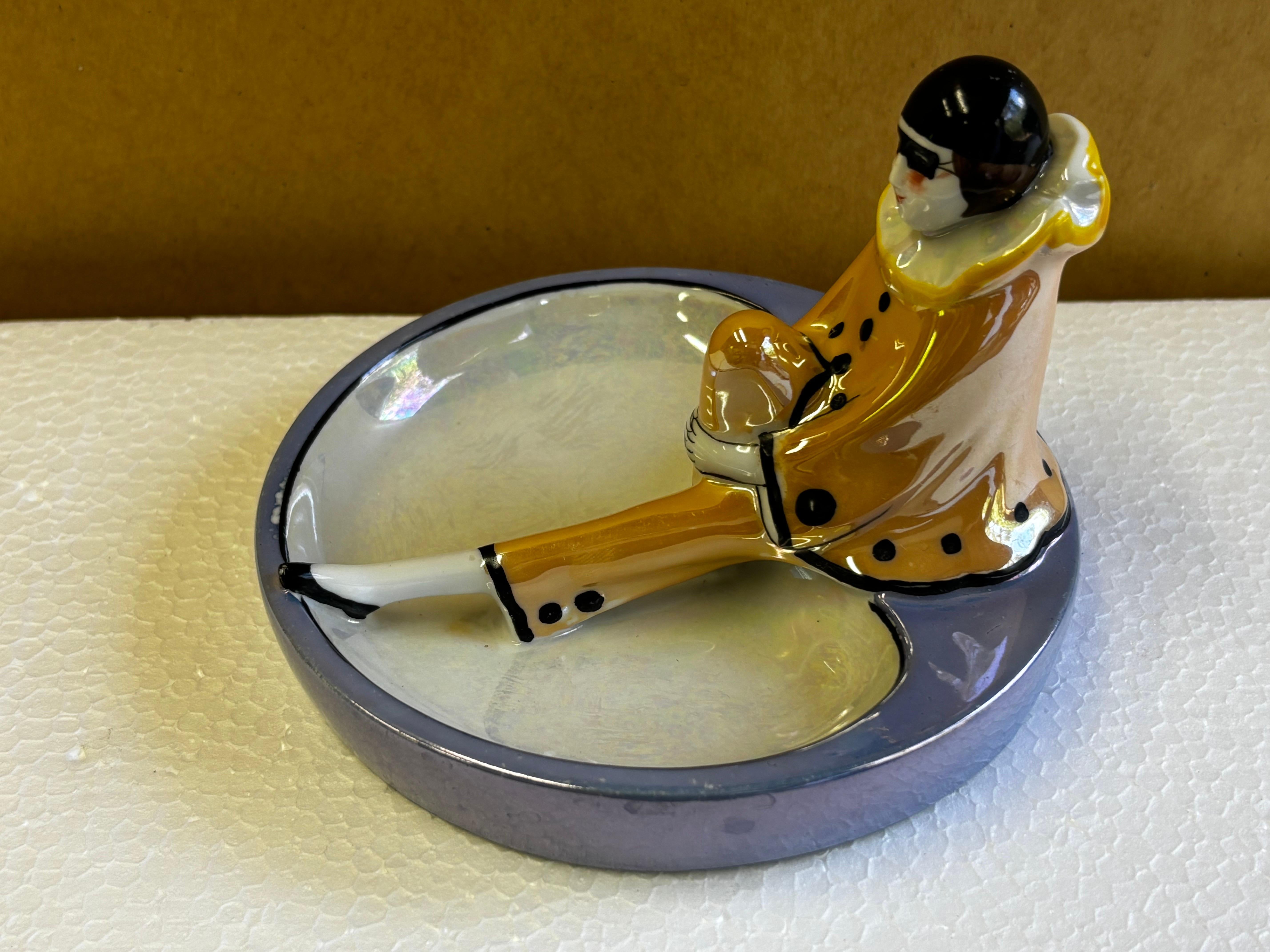 Noritake Figura di Arlecchino con maschera seduta in una ciotola In condizioni buone in vendita a Philadelphia, PA