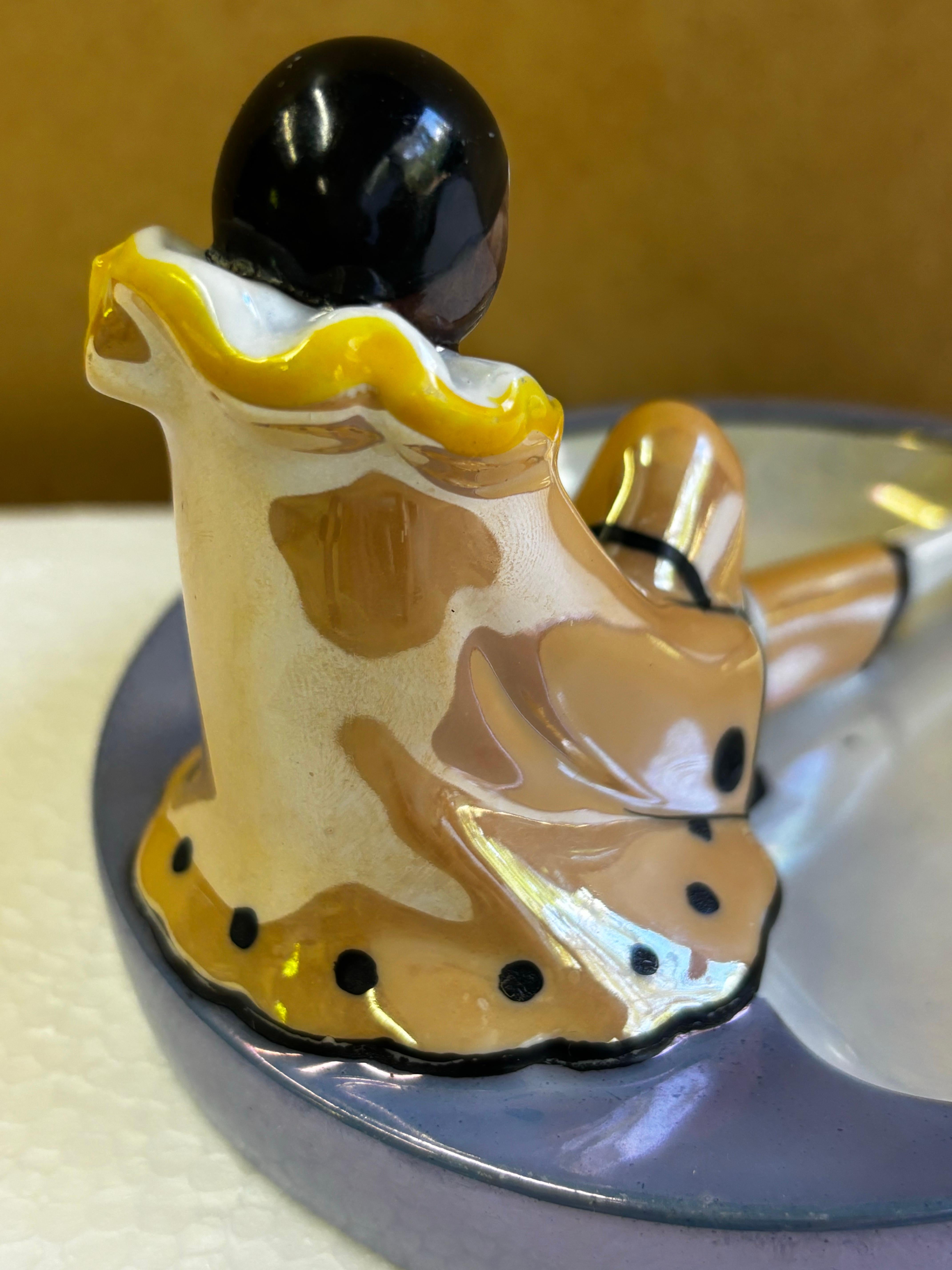 Metà XX secolo Noritake Figura di Arlecchino con maschera seduta in una ciotola in vendita