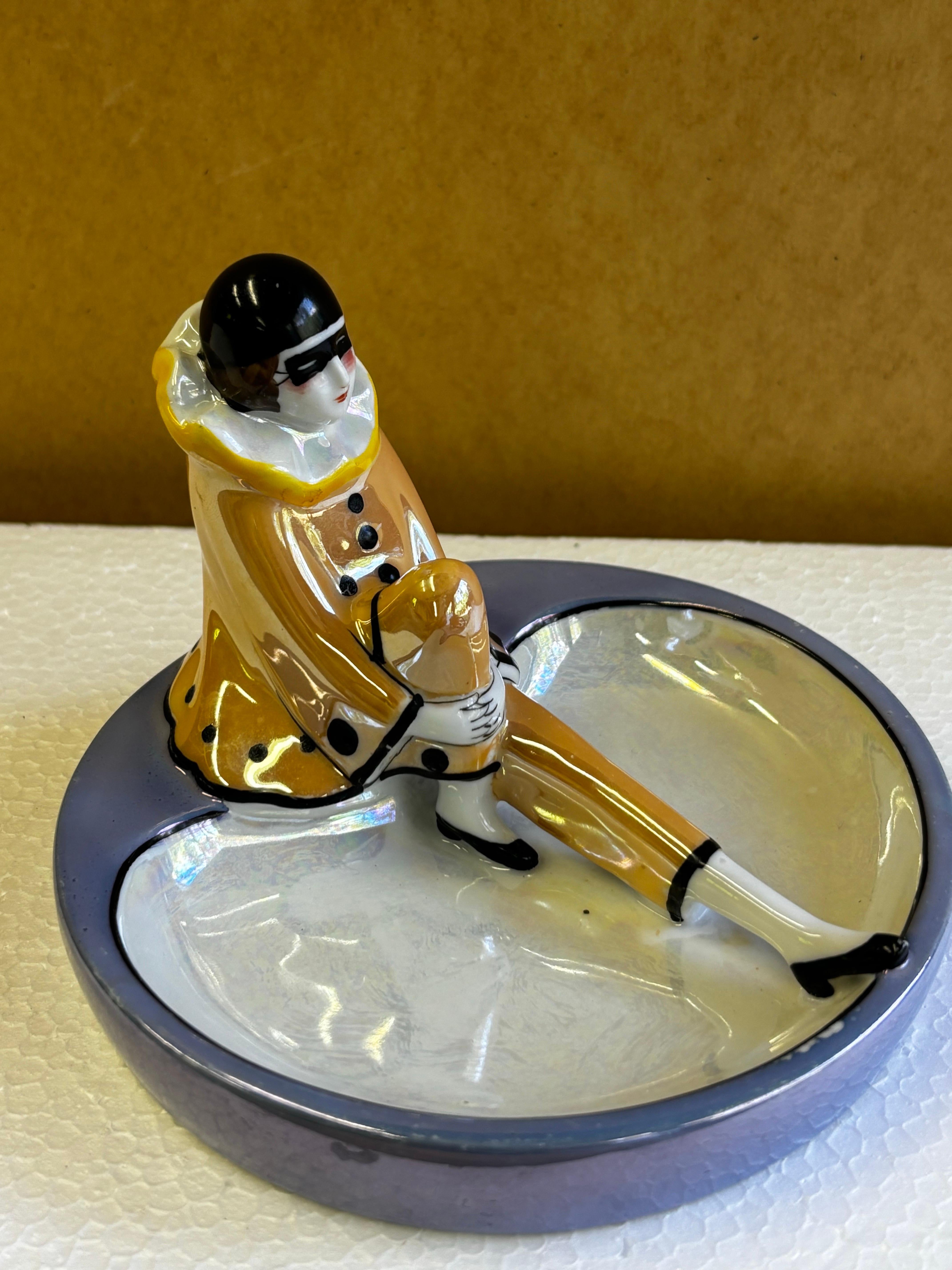 Ceramica Noritake Figura di Arlecchino con maschera seduta in una ciotola in vendita