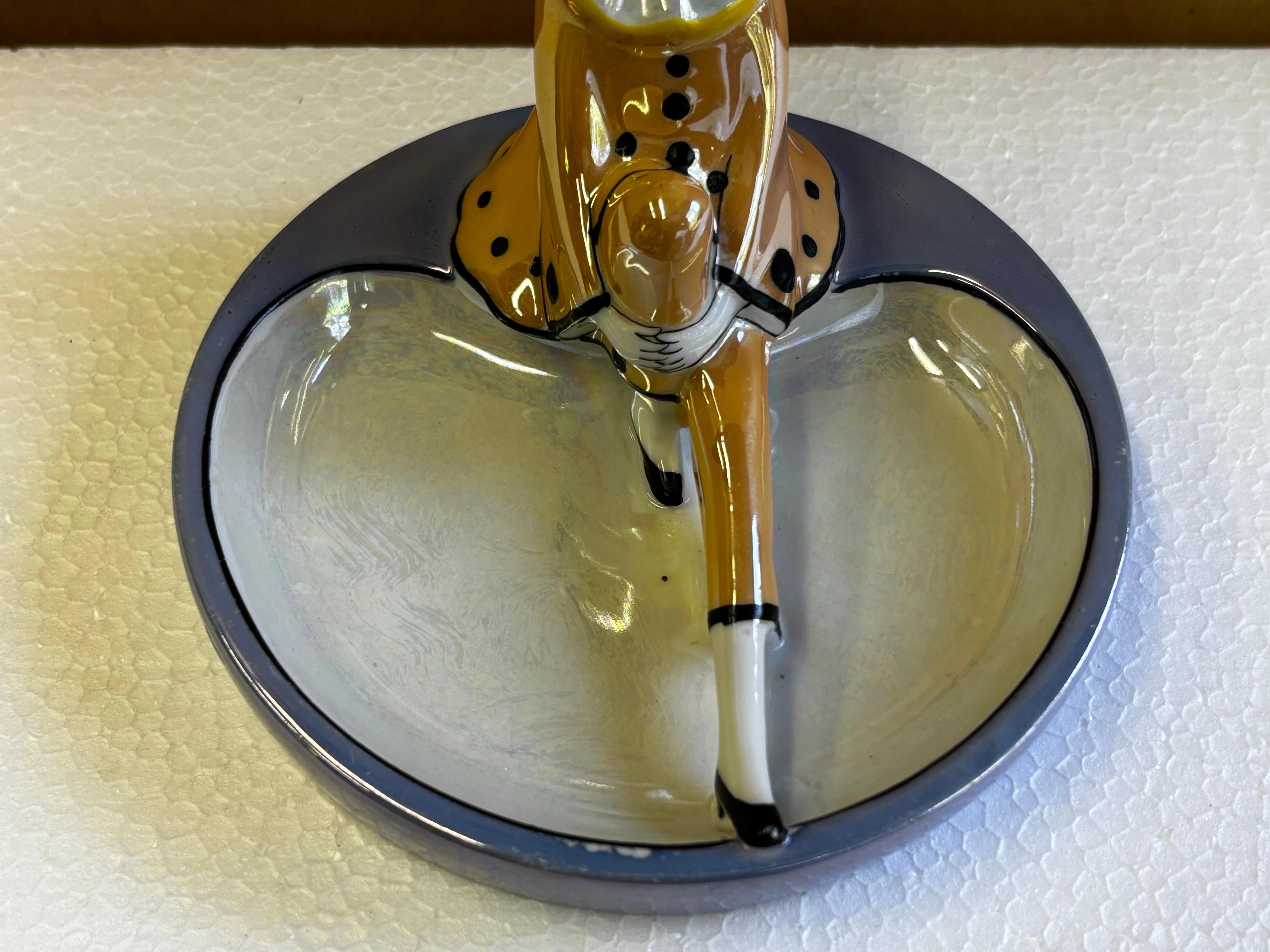Noritake Figura di Arlecchino con maschera seduta in una ciotola in vendita 1