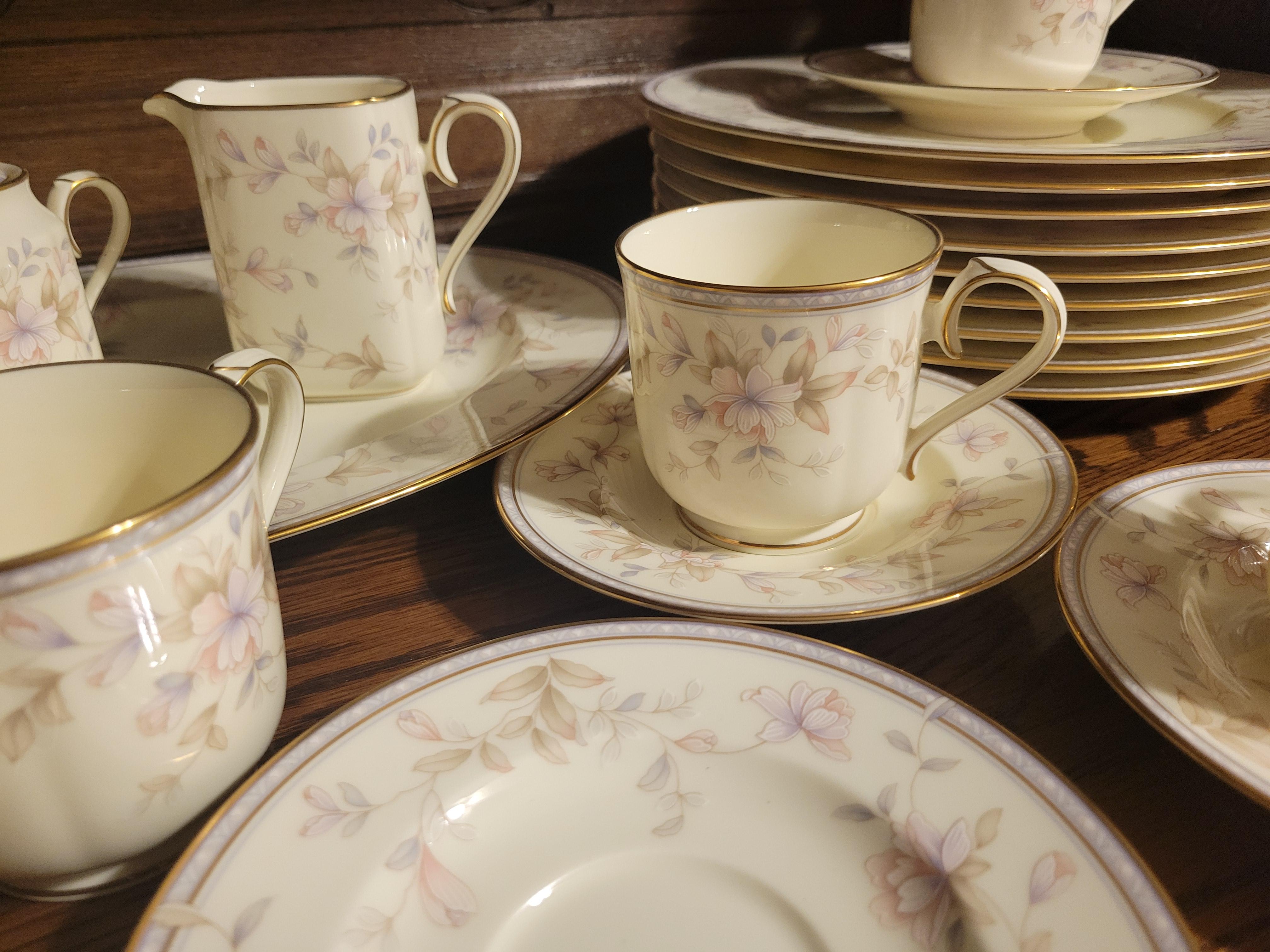 Noritake 'Highland Park' Bone China - 8-Person, 44 Pieces Dining Set For Sale 9