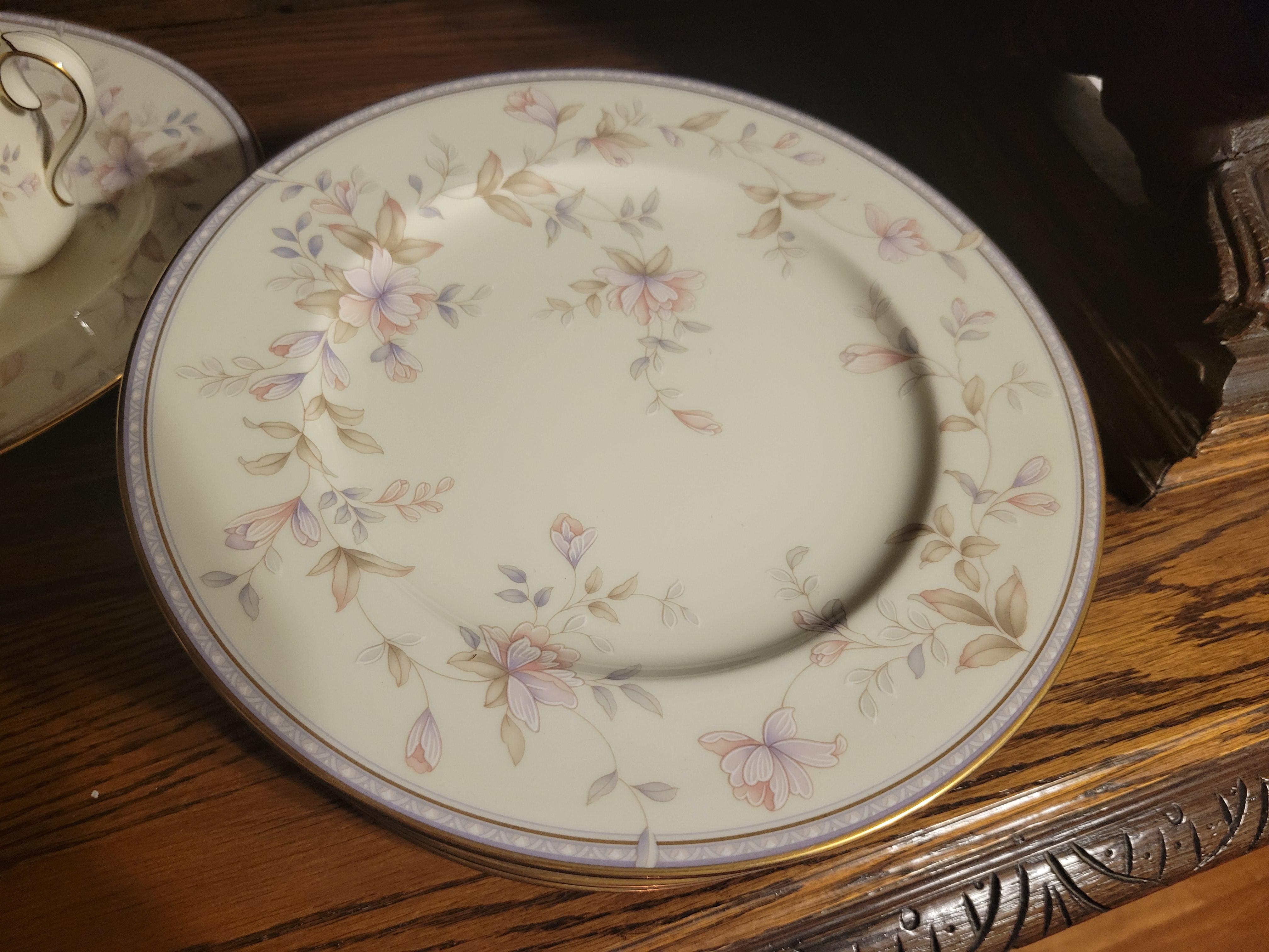 Noritake Highland Park 9754 bone china set for 8.
The set includes:
8 cups
8 saucers
8 dinner plates 10.5