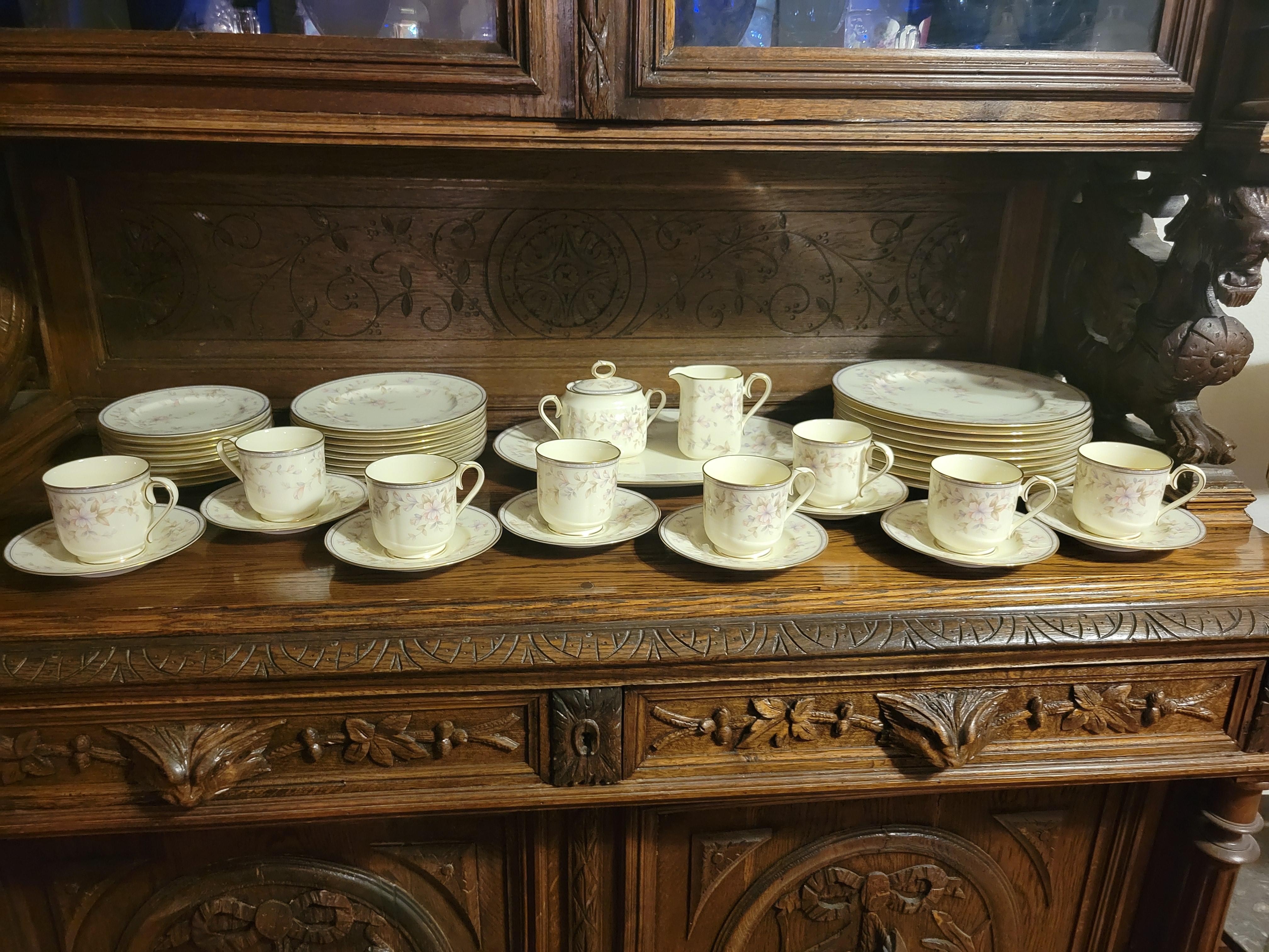 20th Century Noritake 'Highland Park' Bone China - 8-Person, 44 Pieces Dining Set For Sale