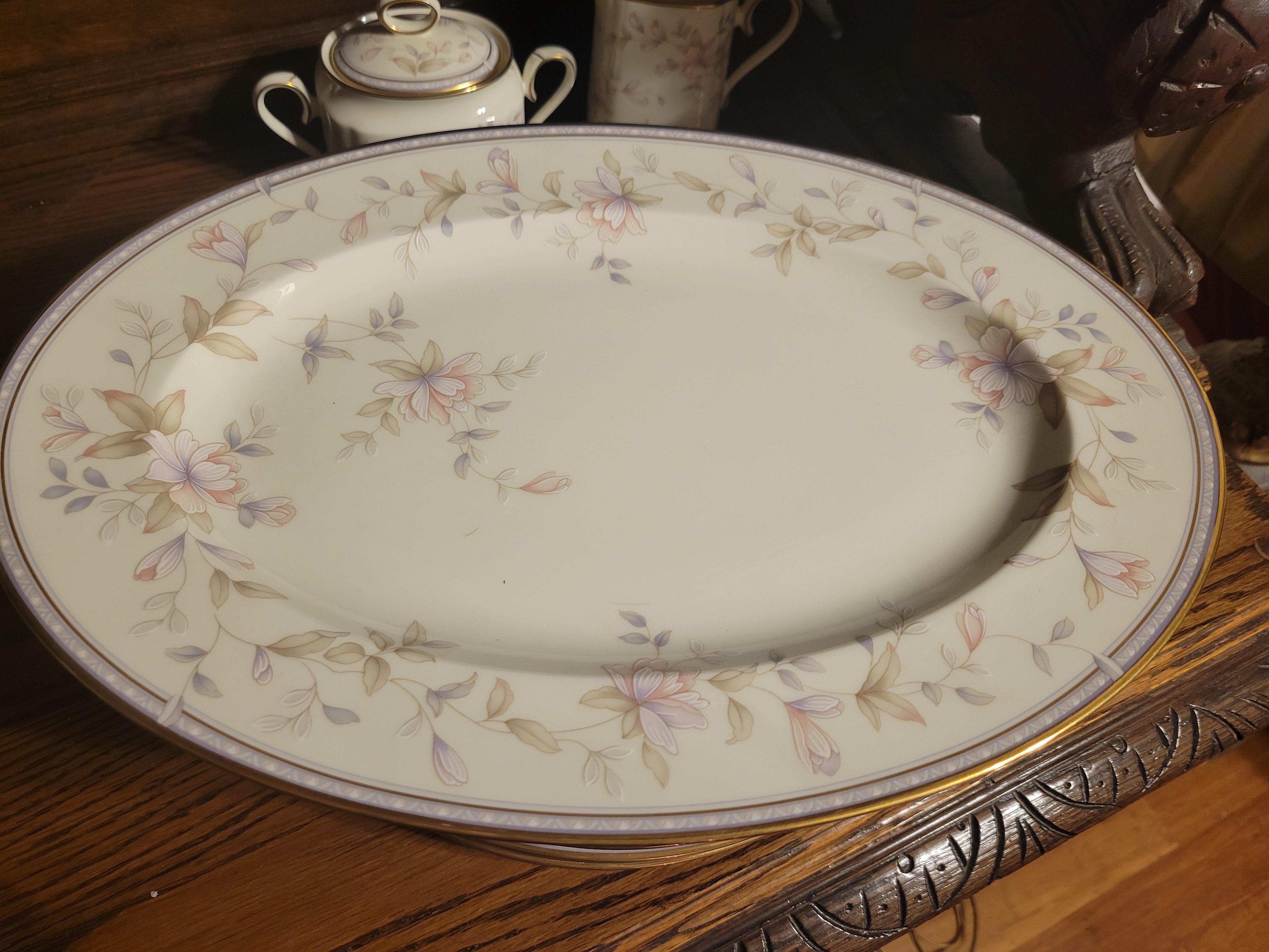 Noritake 'Highland Park' Bone China - 8-Person, 44 Pieces Dining Set For Sale 3