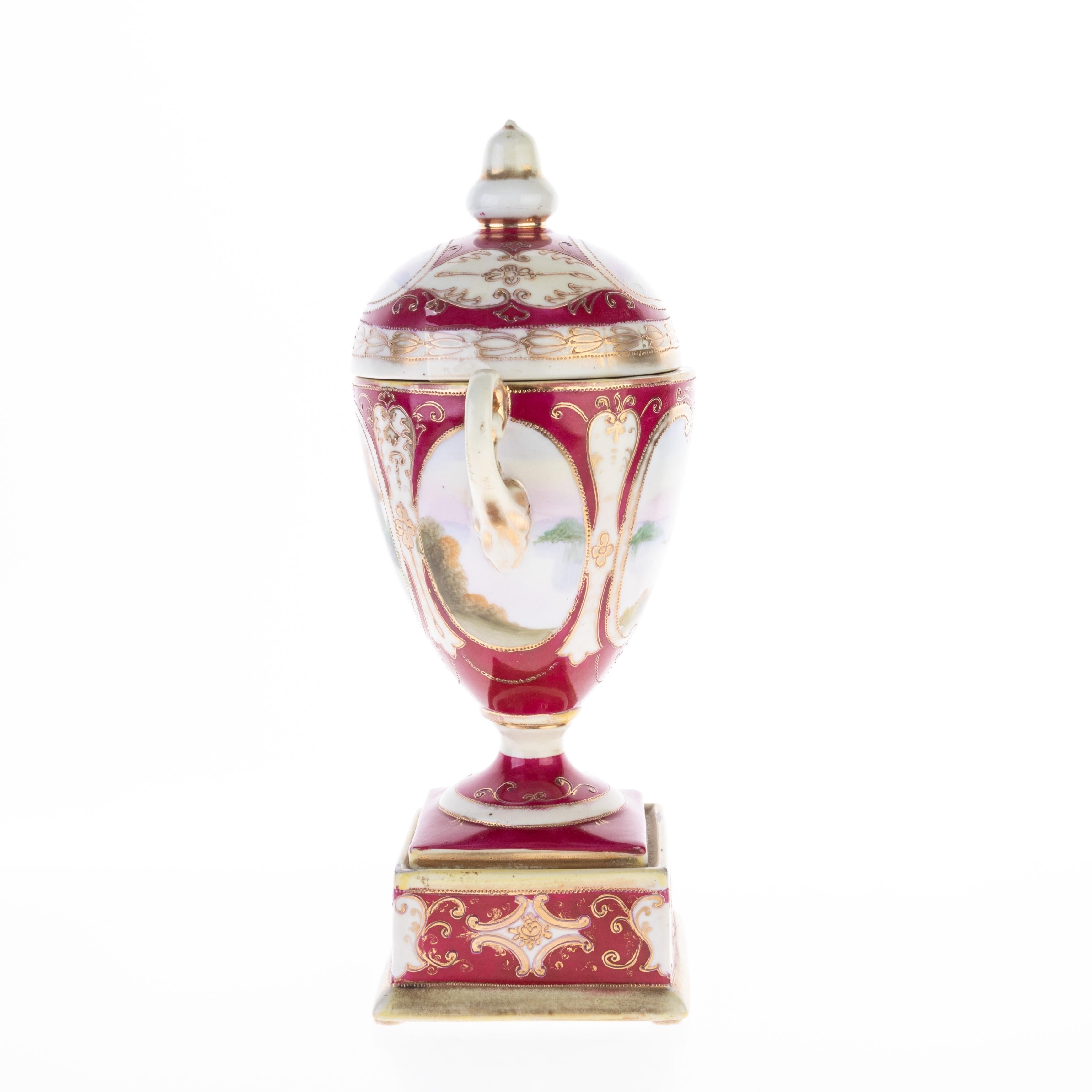 Vaso a urna con coperchio in porcellana giapponese dipinta a mano di Noritake, con marchio alla base.

Da una collezione privata

Spedizione internazionale gratuita.