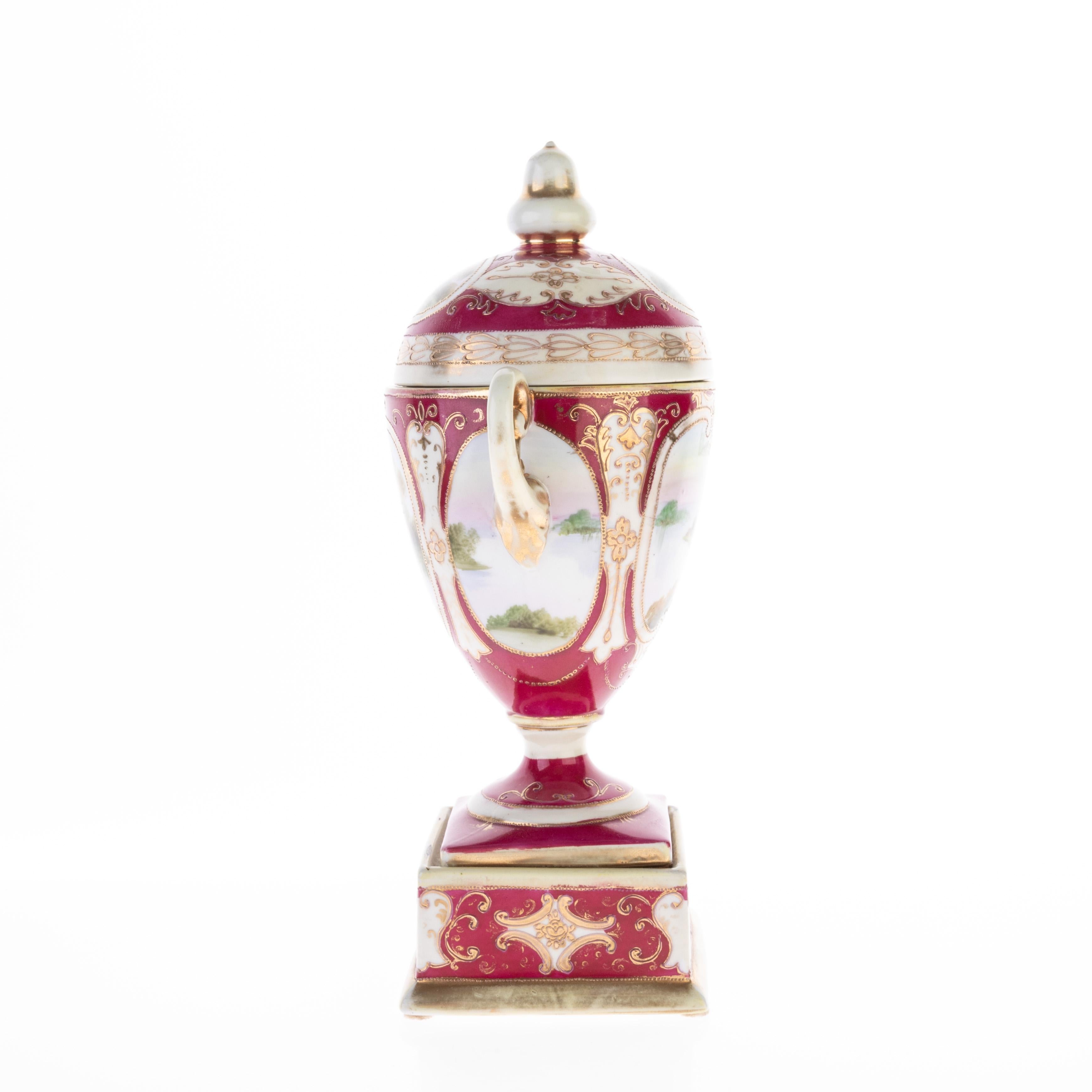 XX secolo Noritake, vaso giapponese in porcellana con coperchio e smalto dipinto a mano in vendita