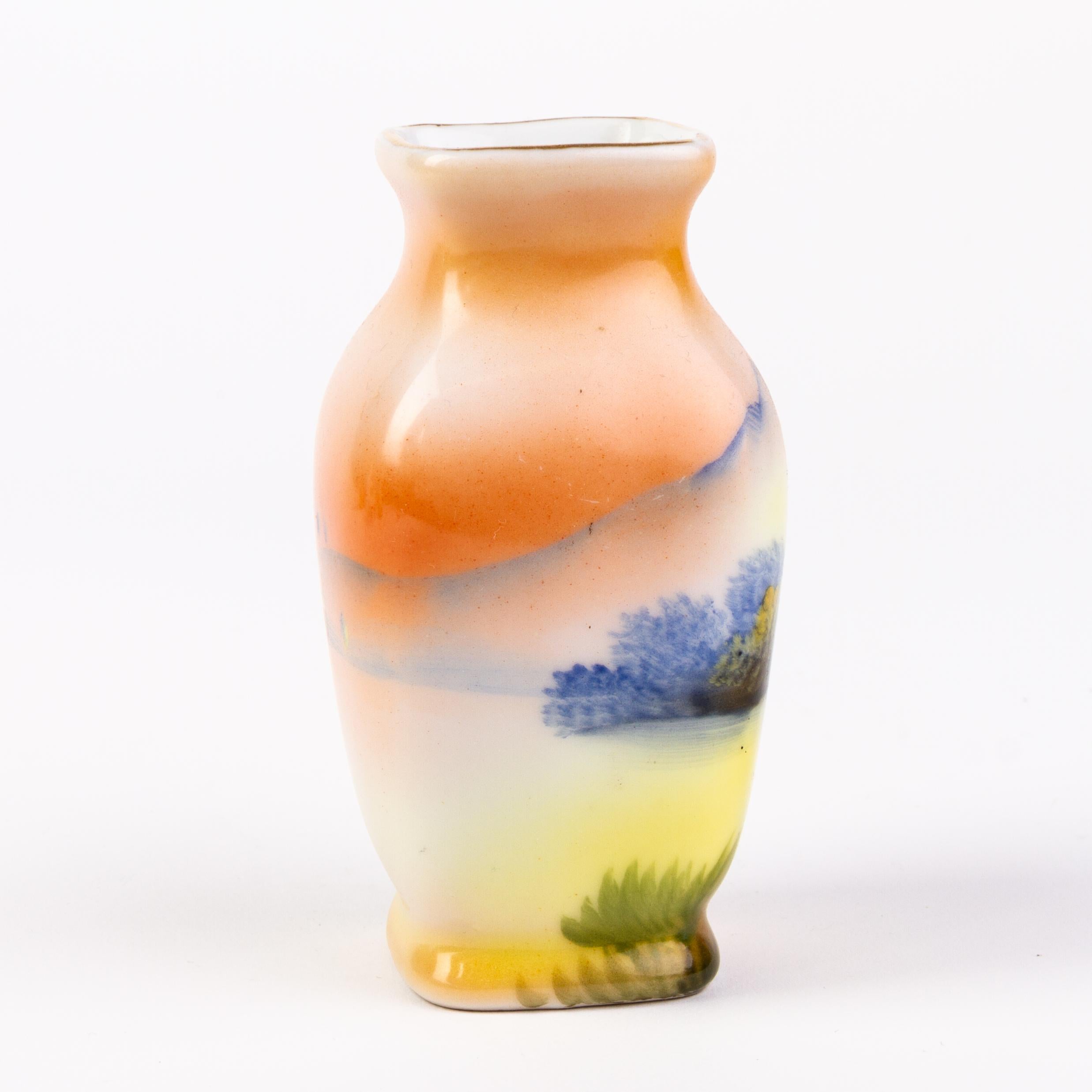 In good condition
From a private collection
Noritake Japanese Porcelain Art Deco Vase 