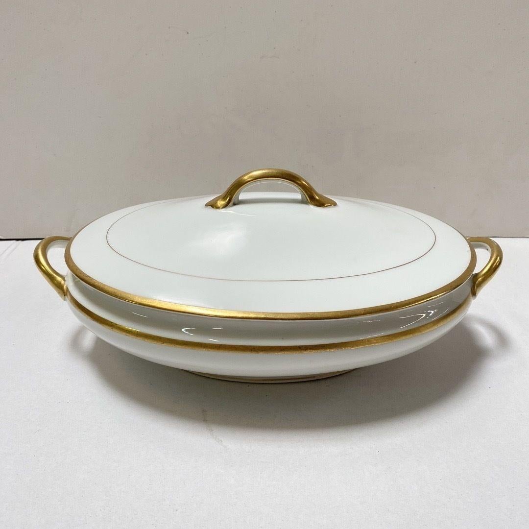 Ancien bol à légumes de l'époque Coloni, numéro N5077, datant de 1918. Porcelaine blanche avec détails dorés.

Marqué sur le fond d'une couronne 