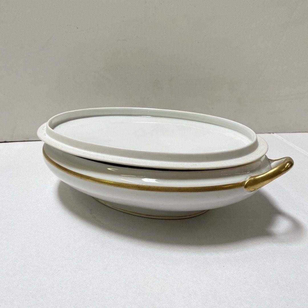 Noritake Nippon Antique Colonial Covered Vegetable Bowl with Gold Band In Excellent Condition For Sale In Van Nuys, CA