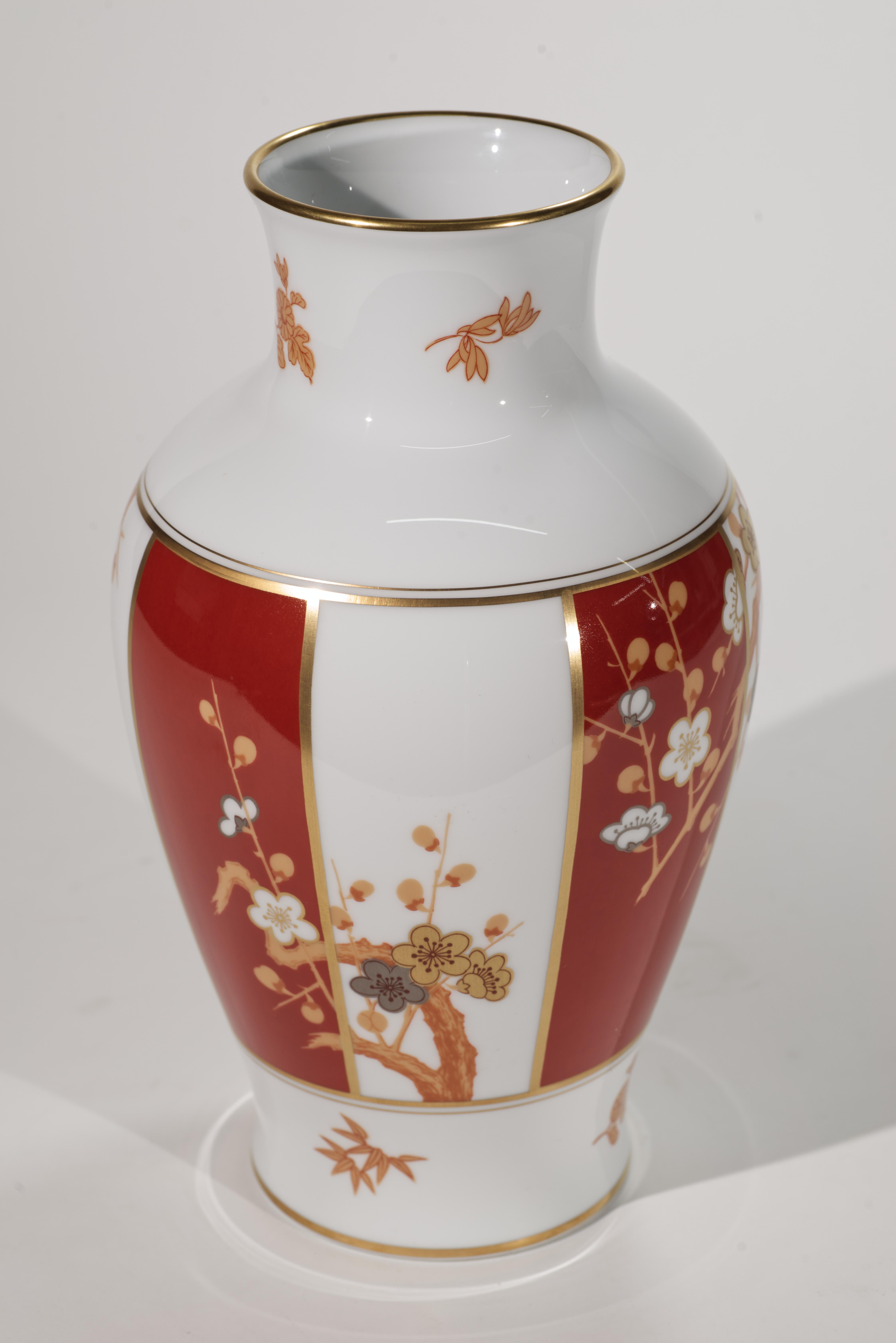 Giapponese Vaso in porcellana Noritake Okura con decoro tradizionale Sakura in vendita
