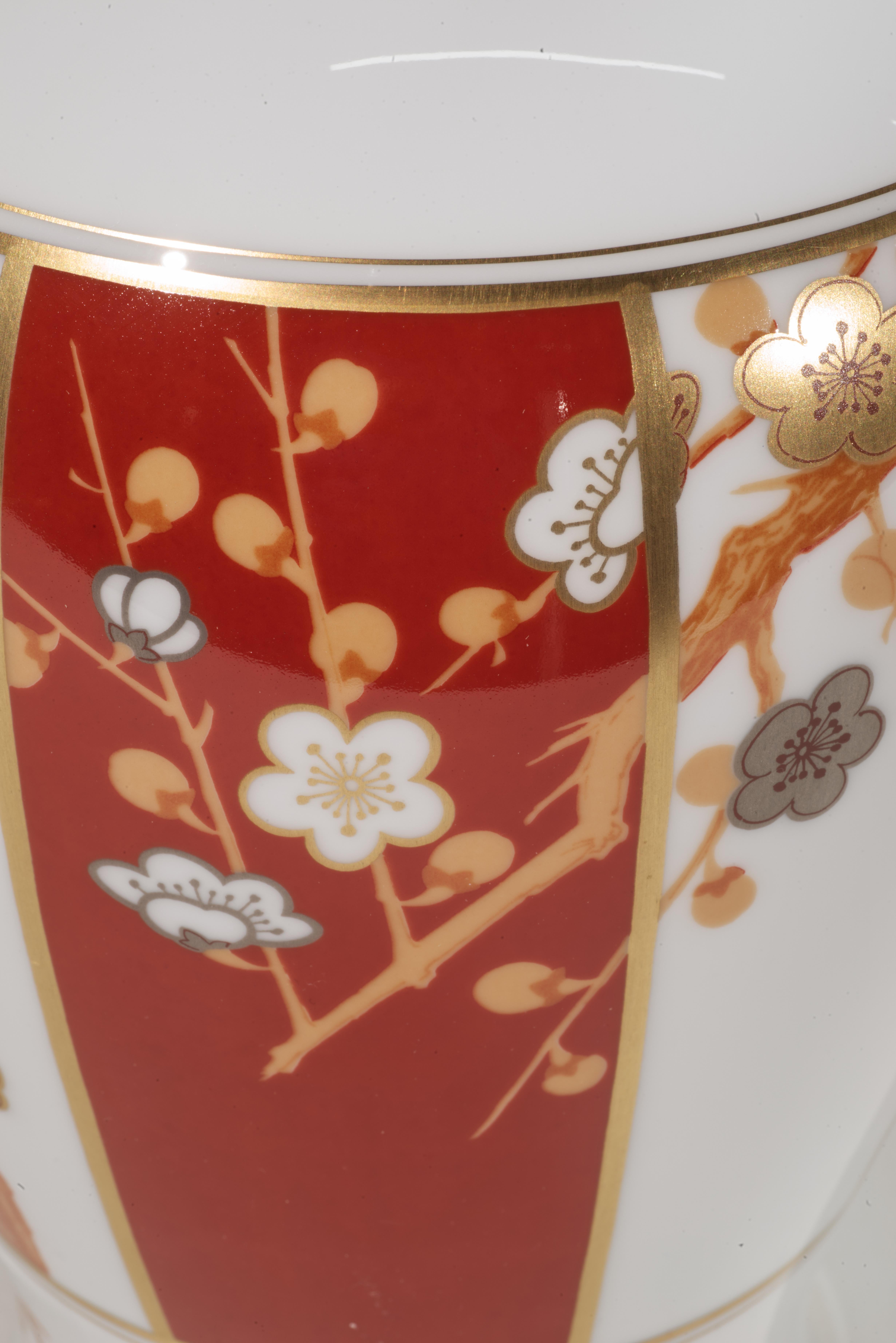 Vaso in porcellana Noritake Okura con decoro tradizionale Sakura In condizioni buone in vendita a Clifton Springs, NY