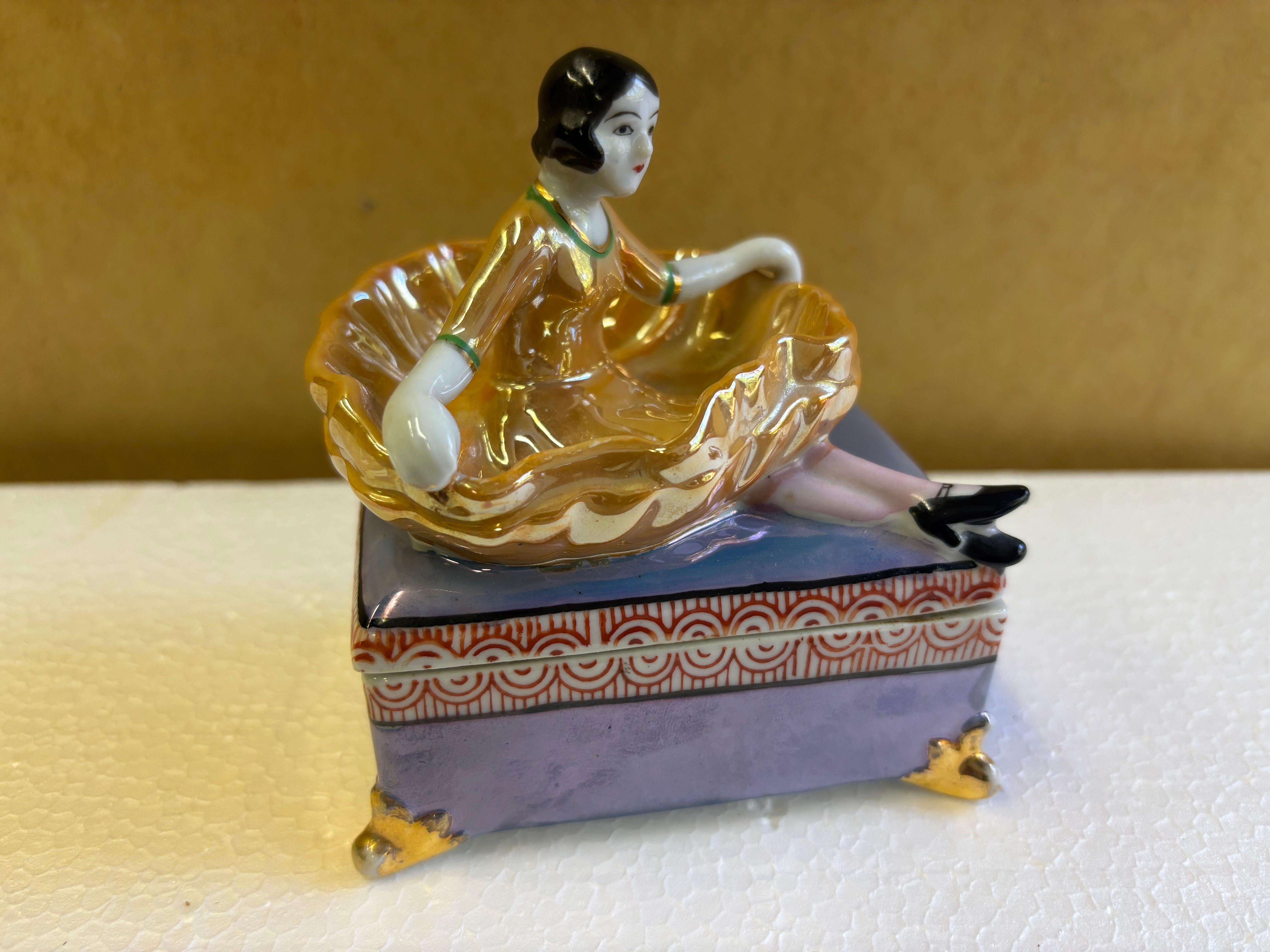 Boîte en céramique couverte avec une fille tenant sa robe pour servir de support à des bagues, etc.  Produit par Seiei & co.  Fabriqué au Japon, peint à la main.
