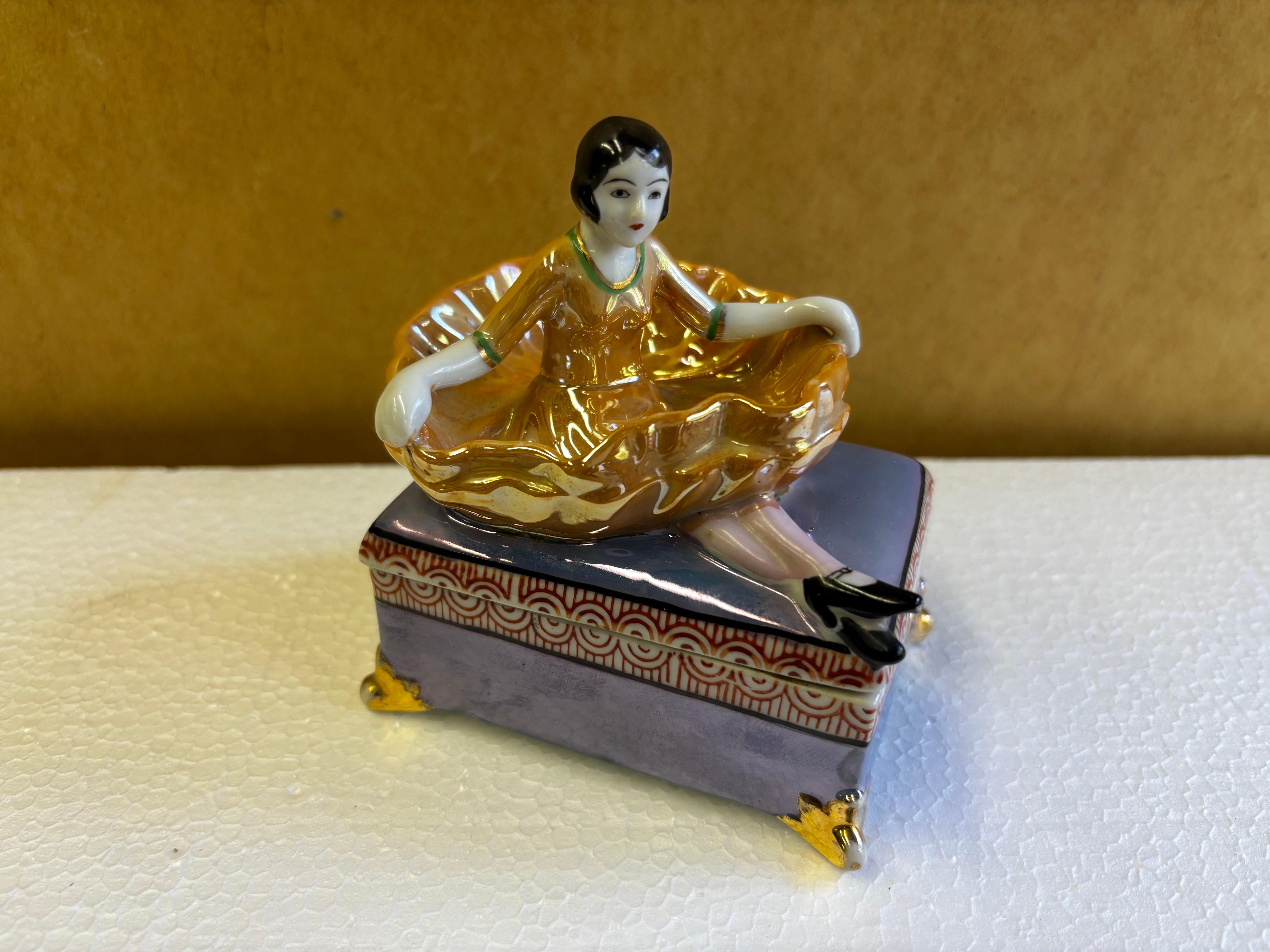 Japonais Noritake Style Lady assise sur une boîte en céramique par Seiei & Co. en vente