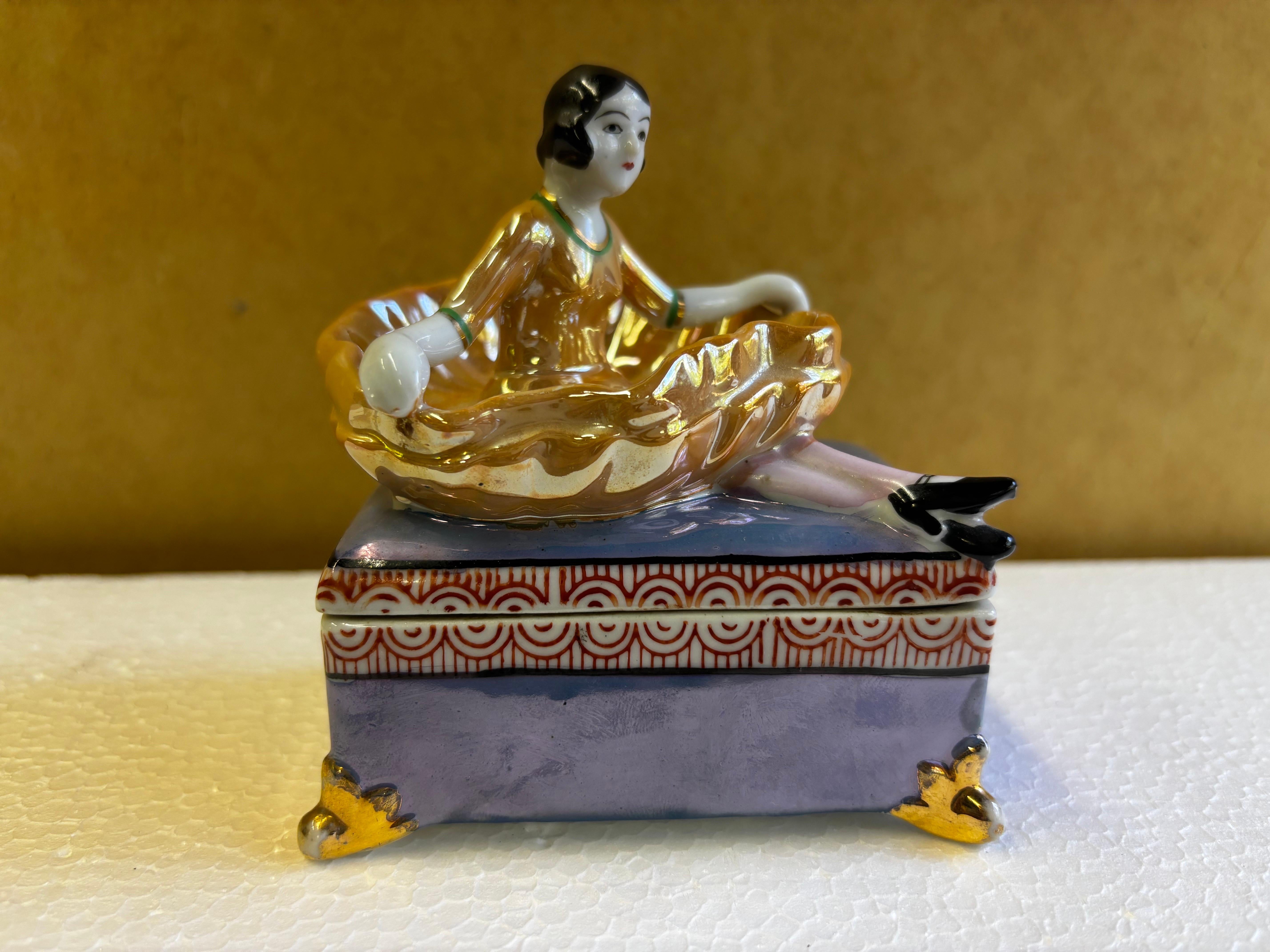 Noritake Style Lady assise sur une boîte en céramique par Seiei & Co. Bon état - En vente à Philadelphia, PA