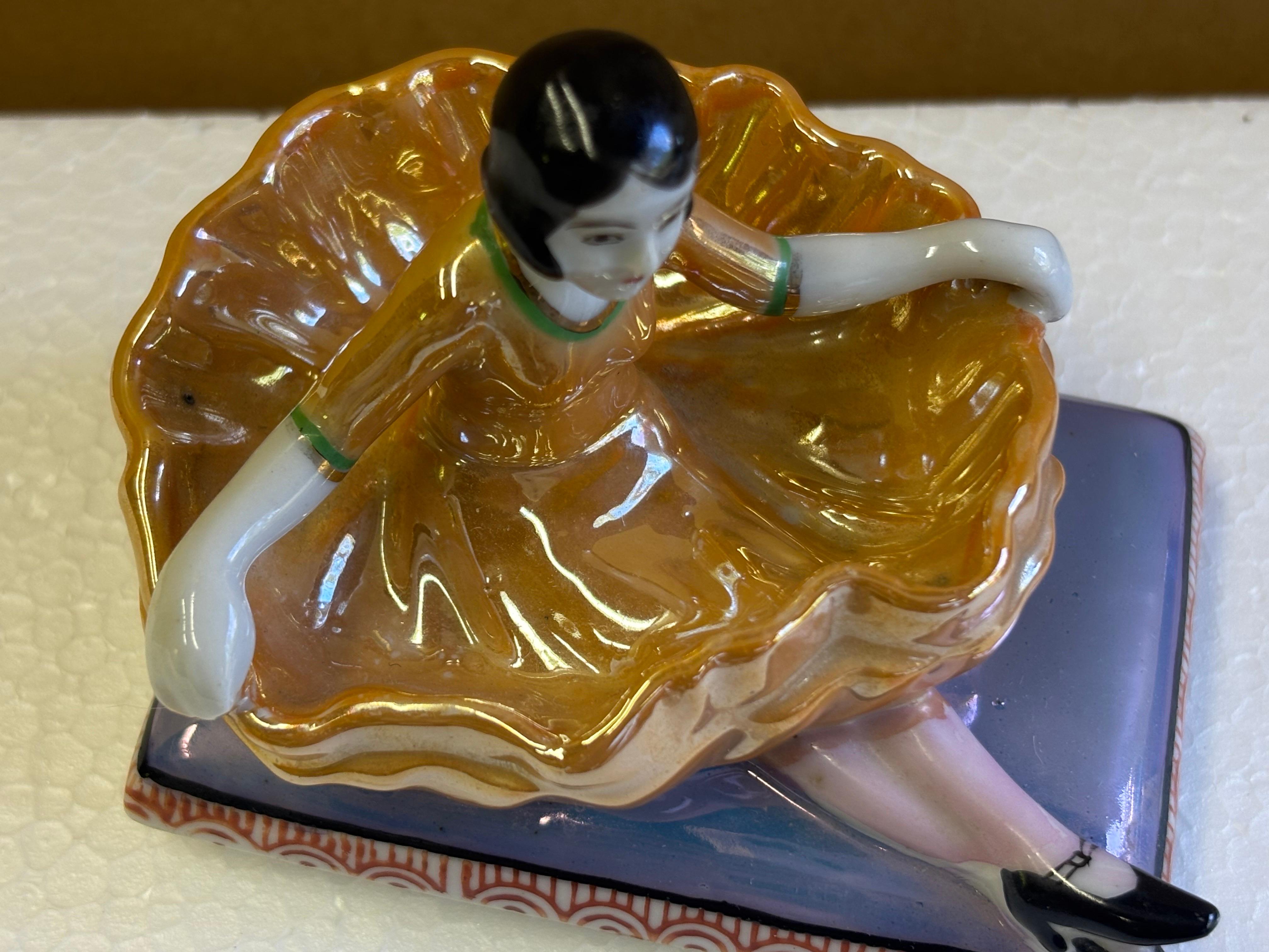 Milieu du XXe siècle Noritake Style Lady assise sur une boîte en céramique par Seiei & Co. en vente