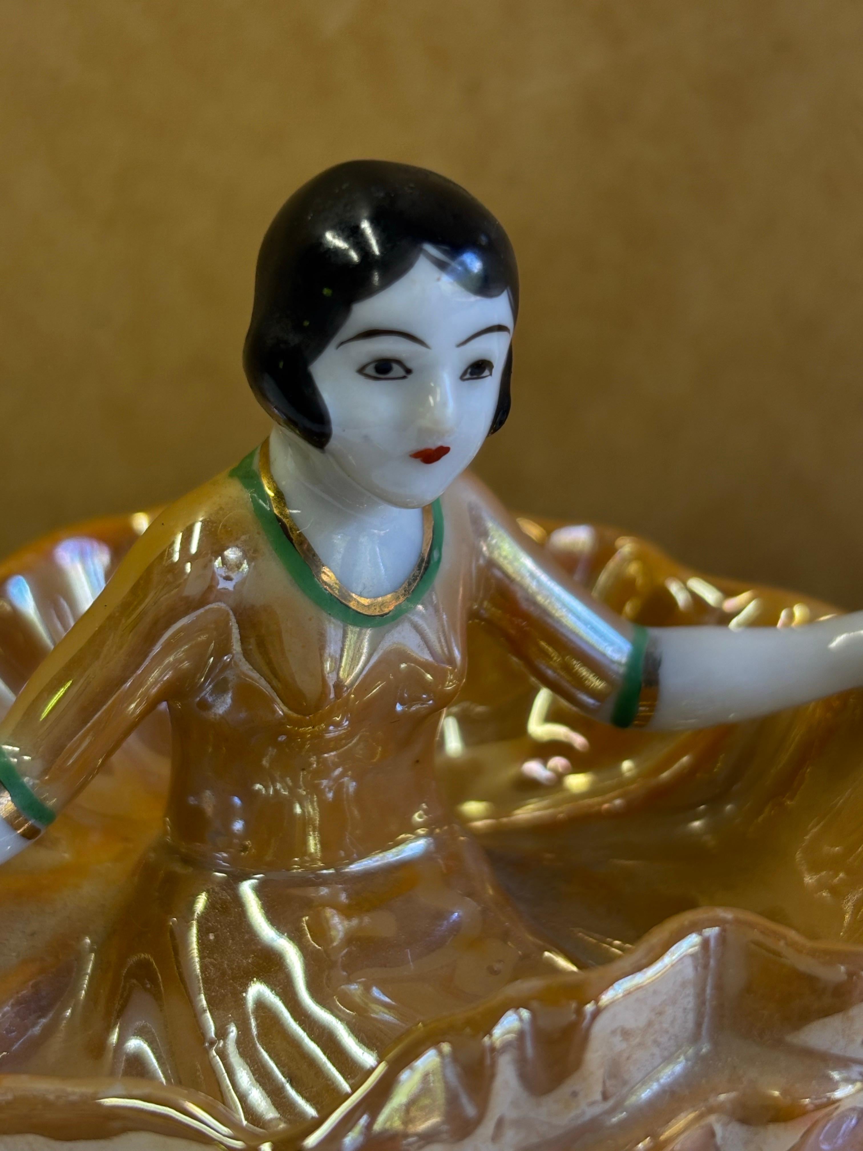 Céramique Noritake Style Lady assise sur une boîte en céramique par Seiei & Co. en vente