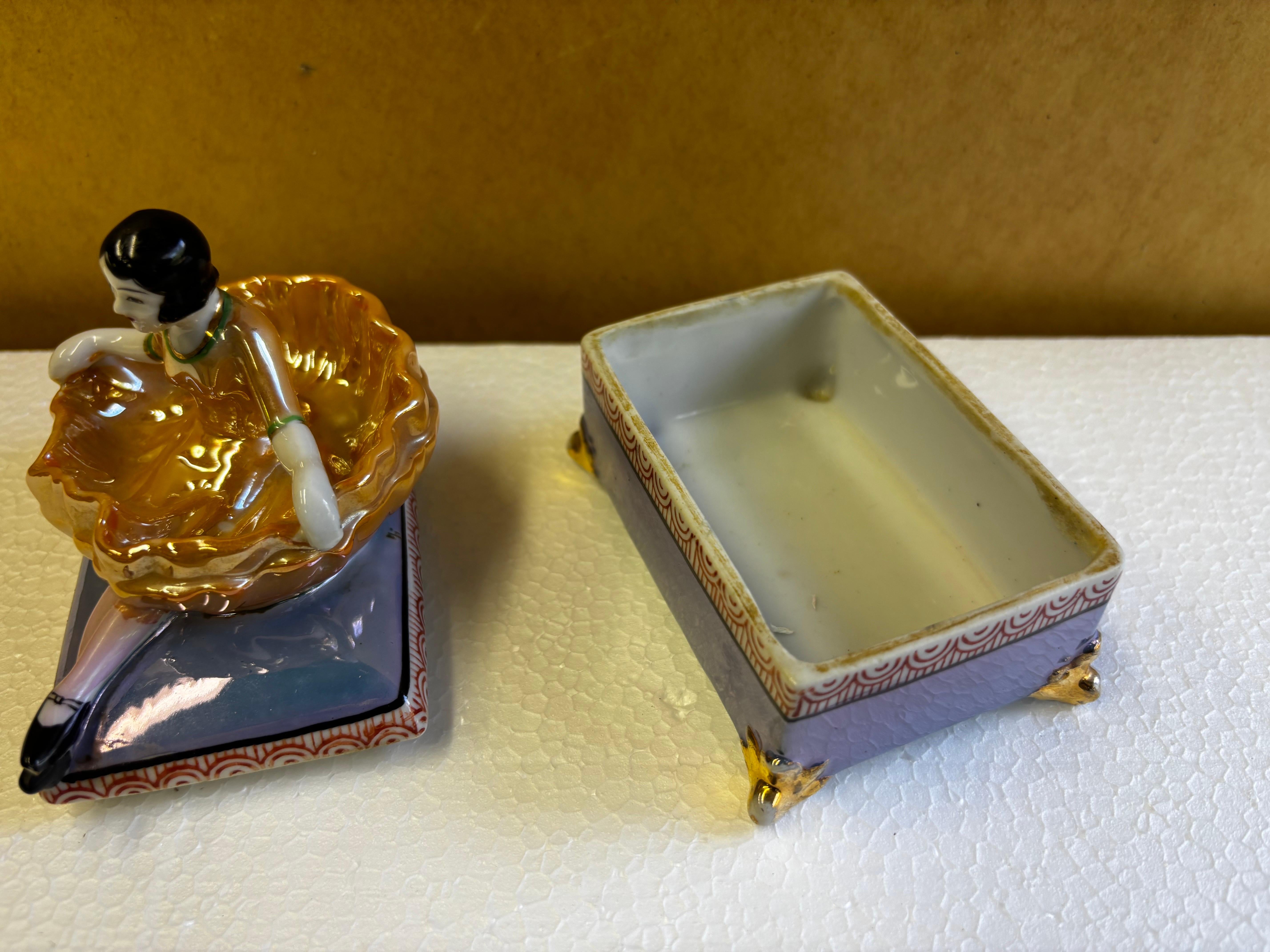 Noritake Style Lady assise sur une boîte en céramique par Seiei & Co. en vente 1
