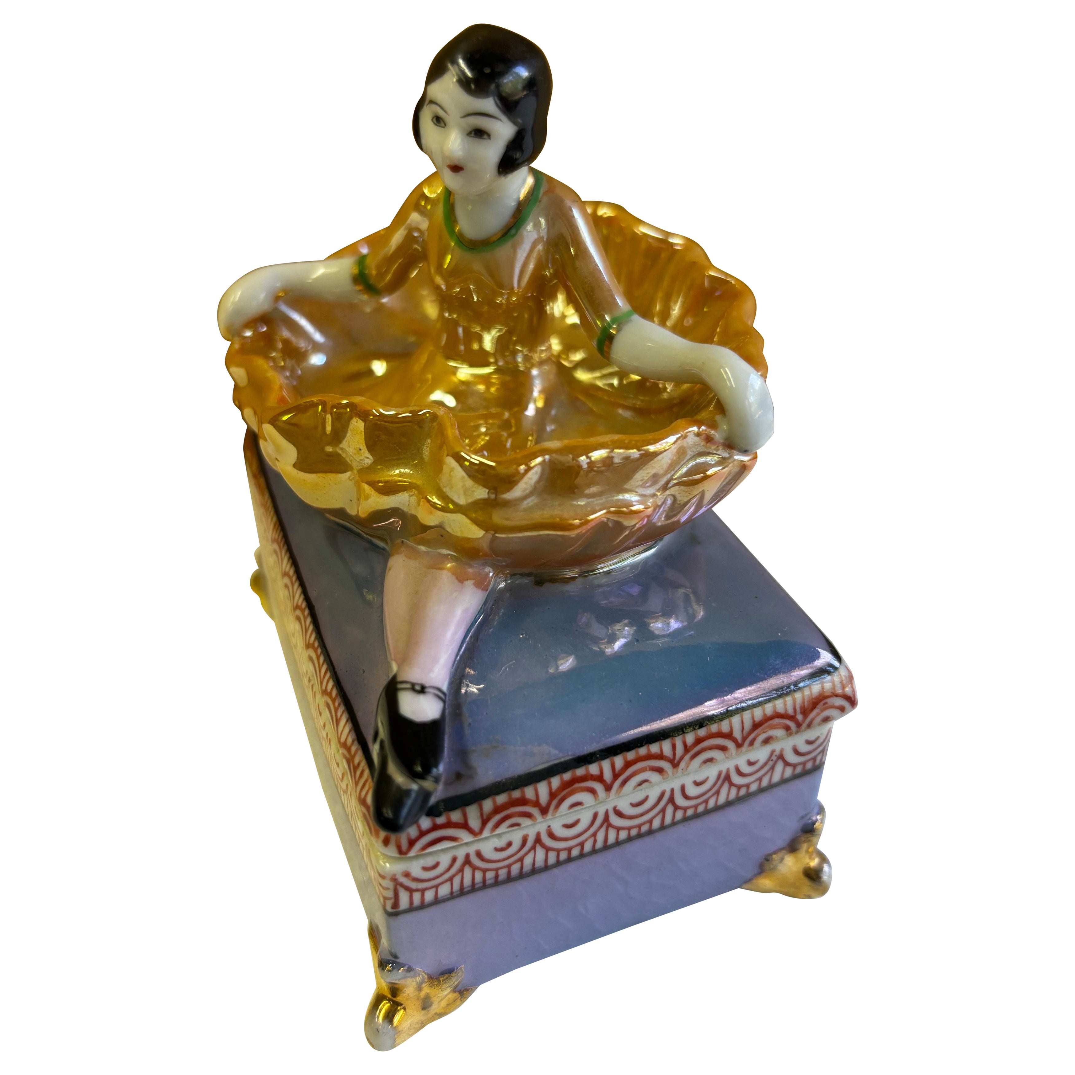 Dama in stile Noritake seduta su una scatola di ceramica di Seiei & Co.