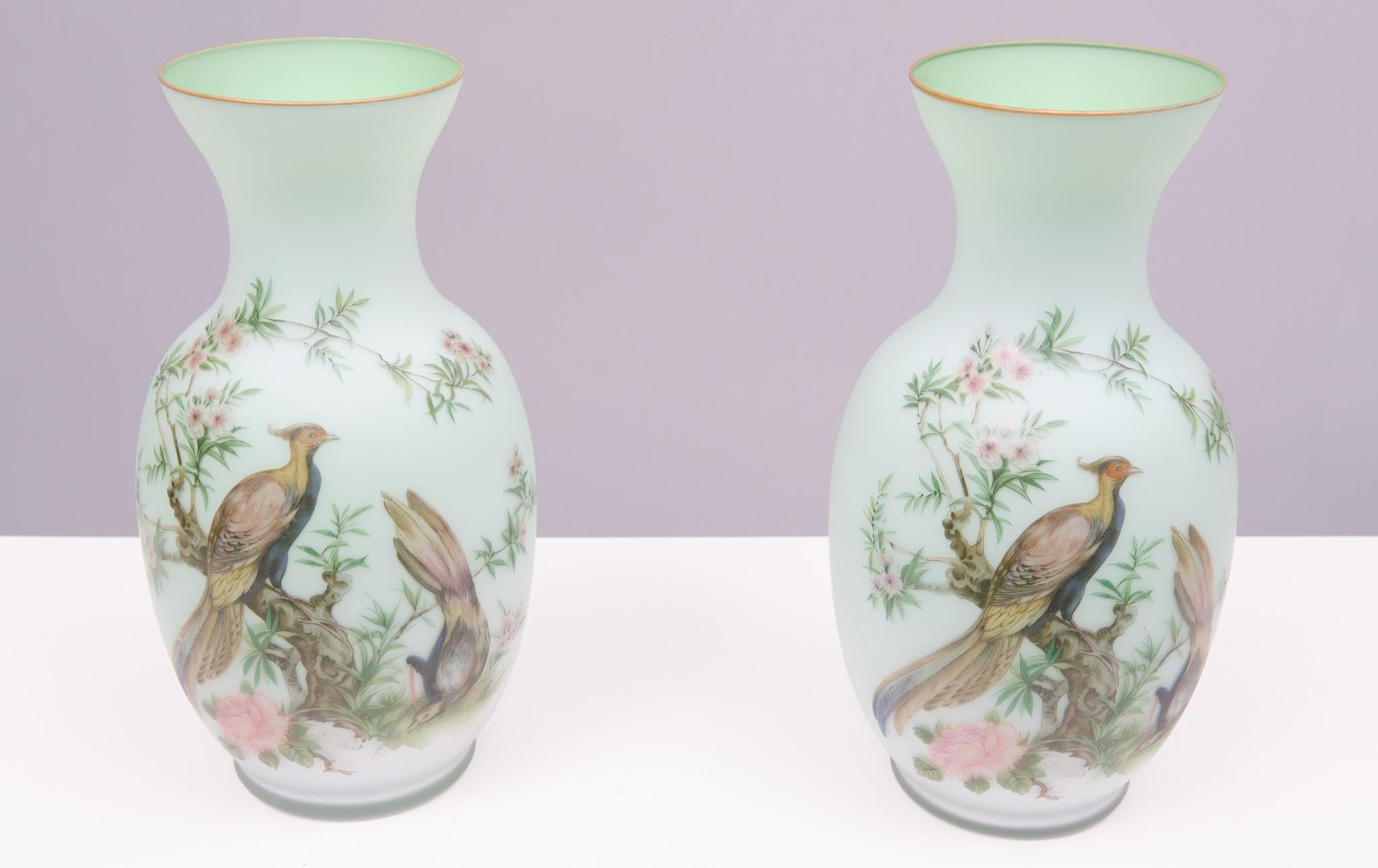Norleans – Hergestellt in Italien – Opal  Handbemalte Glasvasen  (Viktorianisch) im Angebot