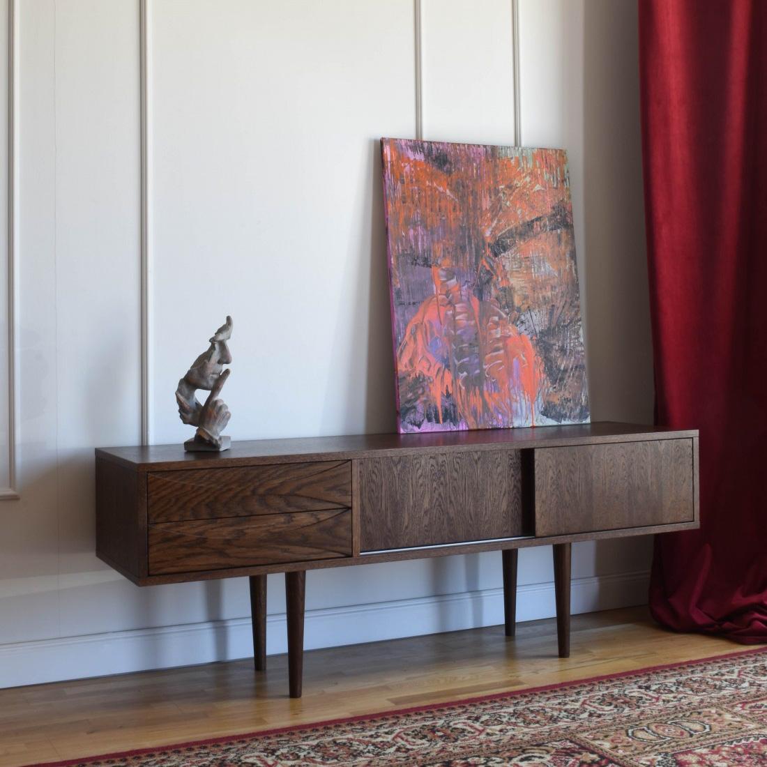 Mobile TV grande Norm di Pastform
Dimensioni: D 40 x L 190 x H 56 cm.
Materiali: Legno colorato e verniciato.

Disponibile in diverse finiture di colore del legno: Whiskey, Rum, BPA, Nobel, Brandy, Schwarz e Natura. I prezzi possono variare.