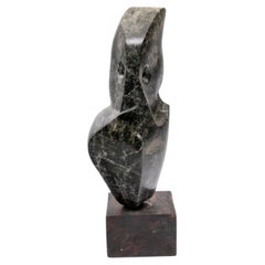 Norma B. Flanagan Figura abstracta tallada en piedra gris-negra