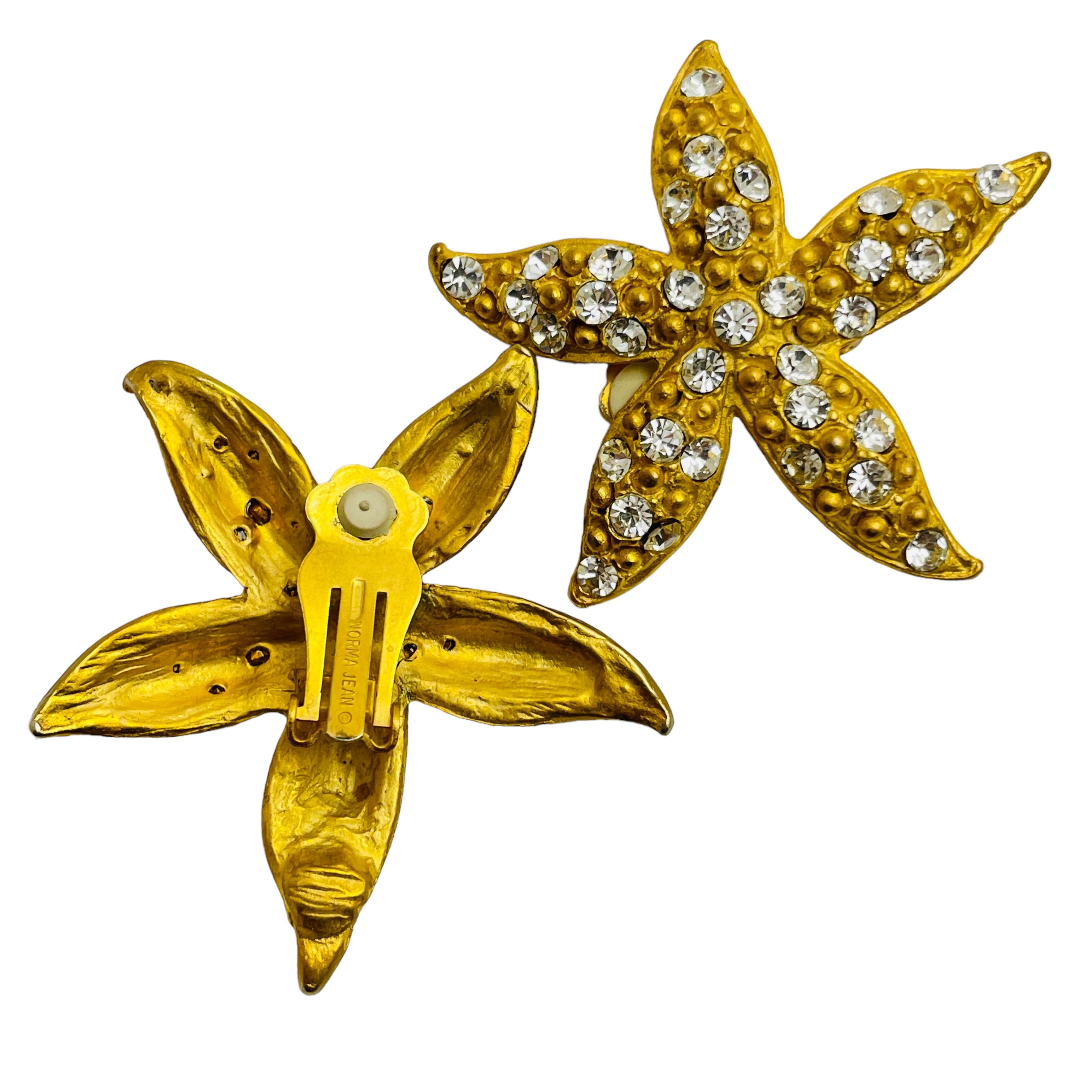 Orecchini a clip firmati NORMA JEAN con stelle di strass d'oro, di grandi dimensioni e di grande design. In condizioni buone in vendita a Palos Hills, IL