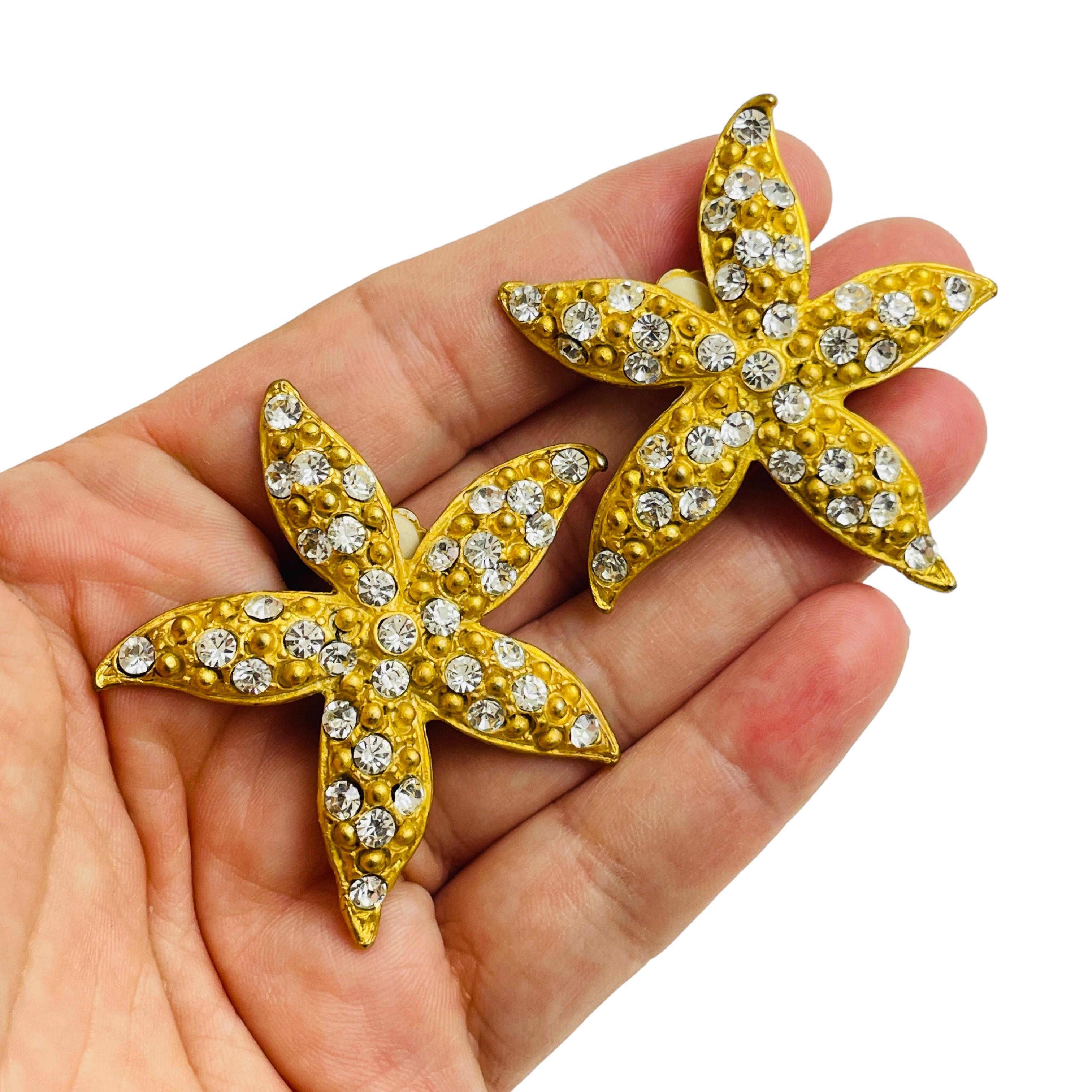 Donna Orecchini a clip firmati NORMA JEAN con stelle di strass d'oro, di grandi dimensioni e di grande design. in vendita