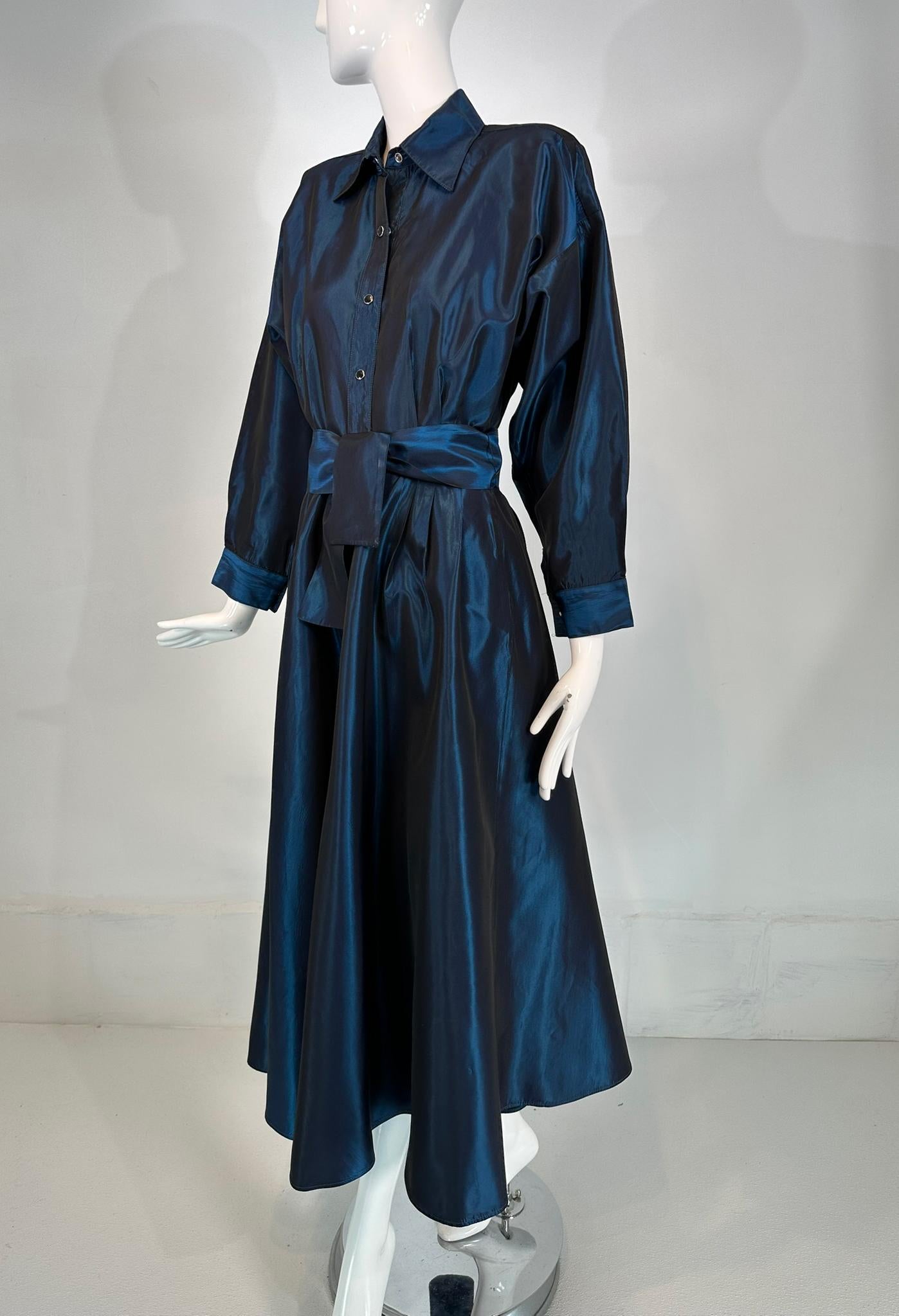Robe en taffetas bleu sarcelle à grandes épaules, taille de chemise à boutons-pression, avec large ceinture d'origine à nouer, taille 8, des années 1980. D'un bleu sarcelle éclatant, la robe se ferme sur le devant par des boutons-pression, juste