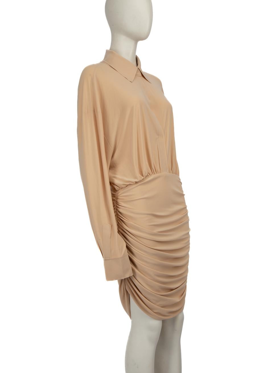El ESTADO es Muy bueno. Se aprecia un desgaste mínimo del vestido, hay una ligera marca en la parte delantera y en la parte trasera de este artículo de reventa de diseño usado de Norma Kamali.
 
 Detalles
 
 
 Beige
 
 Poliéster
 
 Vestido
 
 Hasta