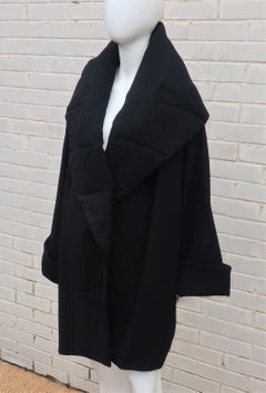 Norma Kamali - Manteau cocon en crêpe de soie noir:: années 1980