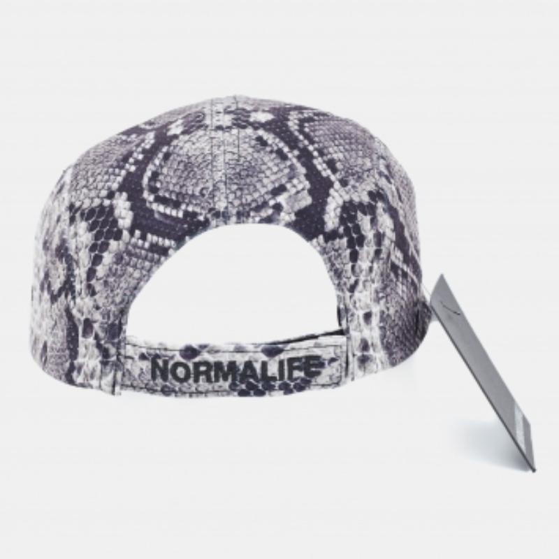 Norma Kamali Schwarz/Weiß Python Print Poly Lycra Long Bill Baseball Cap Einheitsgröße im Zustand „Gut“ im Angebot in Dubai, Al Qouz 2