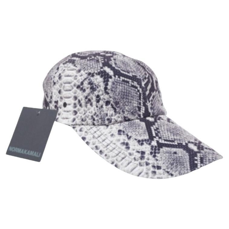 Norma Kamali Schwarz/Weiß Python Print Poly Lycra Long Bill Baseball Cap Einheitsgröße im Angebot