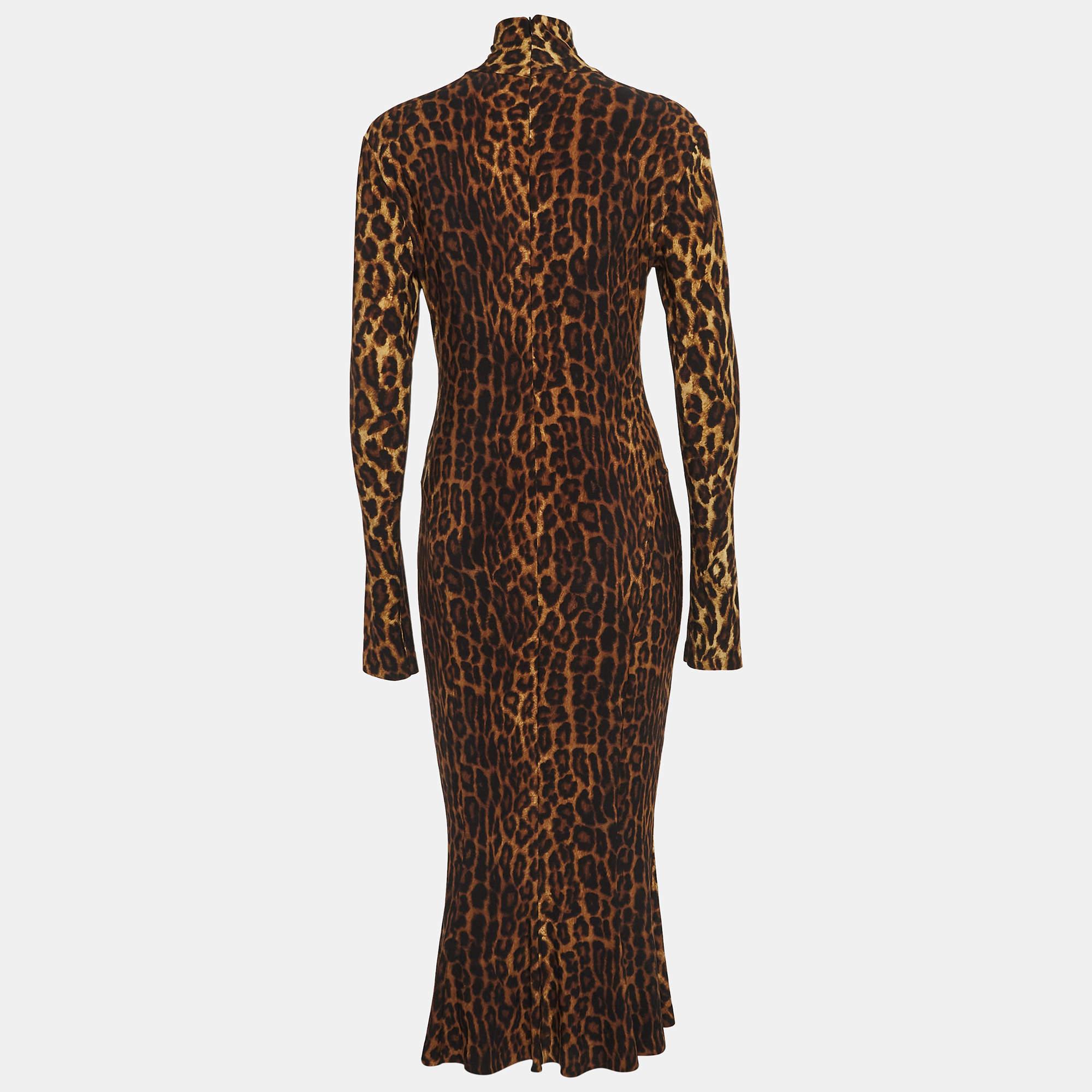 Questo vestito di Norma Kamali ti regalerà un look d'effetto se abbinato agli accessori giusti. Il vestito leopardato ha le maniche lunghe  scollatura rialzata  e una cerniera posteriore.