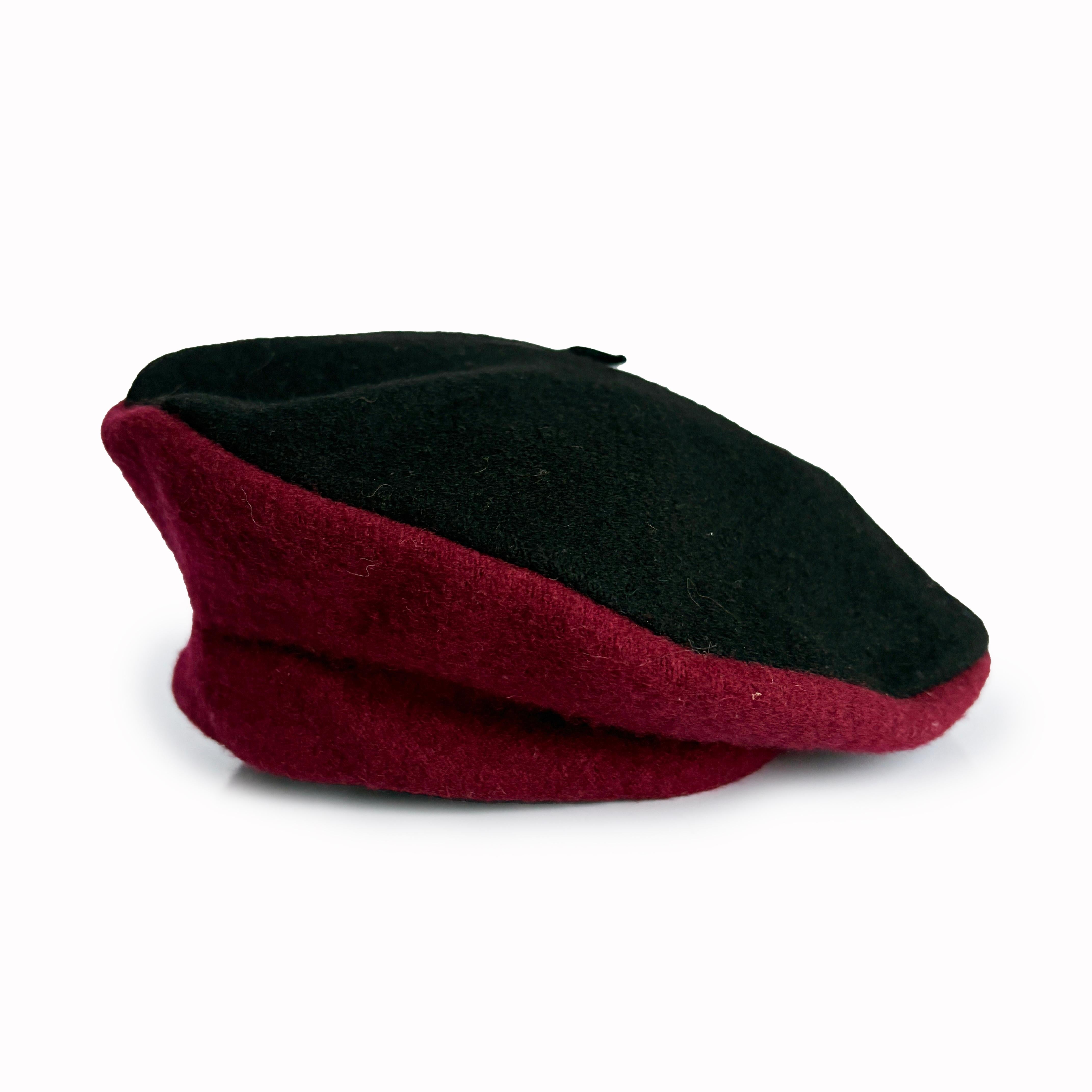 Norma Kamali für Stetson Beret Zweifarbige Burgunderrote Schwarze Wolle Vintage 80er HTF OS im Angebot 6