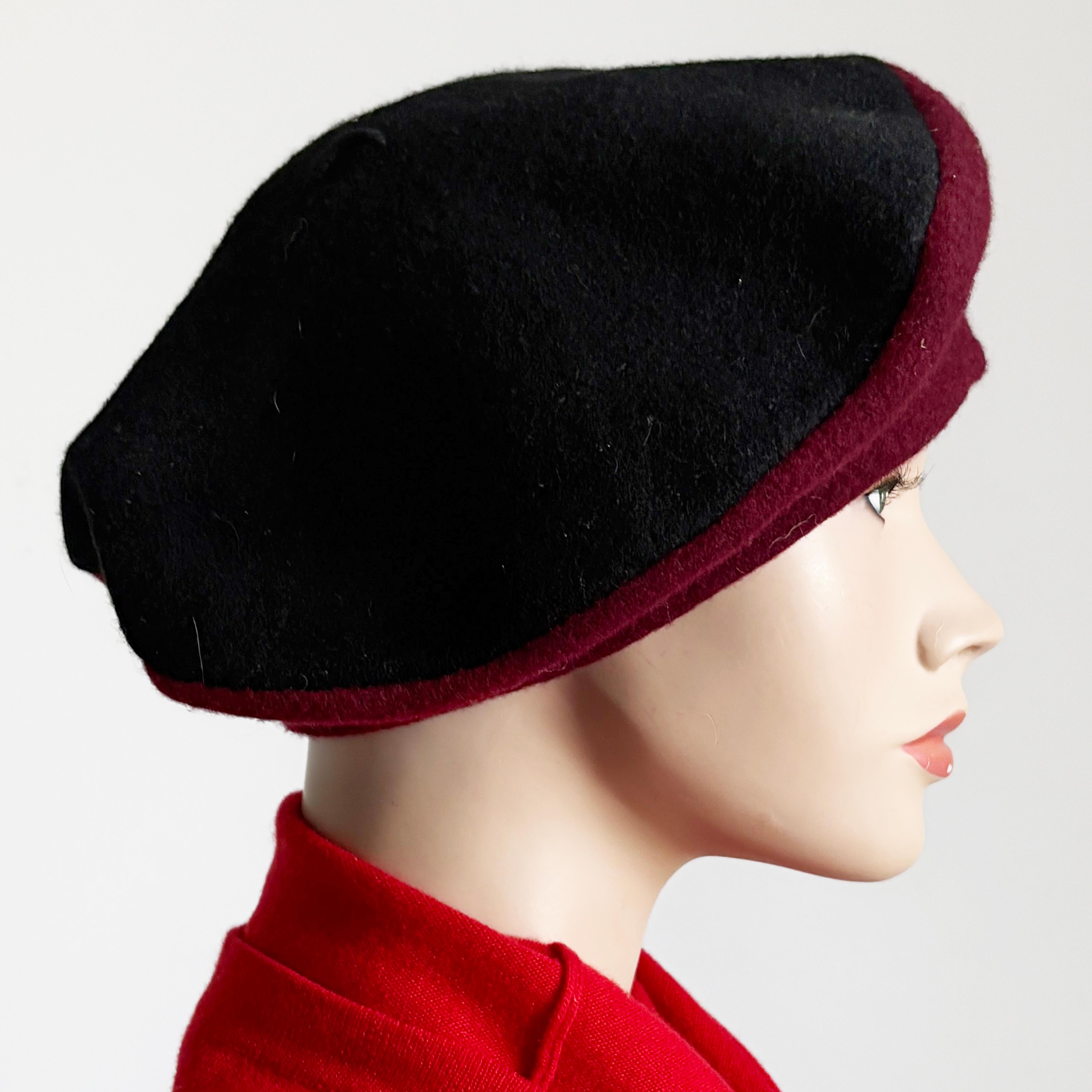 Setzen Sie ein Zeichen mit dieser Vintage-Barettmütze aus zweiter Hand, die Mitte der 1980er Jahre von Norma Kamali für Stetson hergestellt wurde.  Der runde obere Teil der Mütze ist schwarz und der Rest ist in einem wunderschönen Burgunderrot