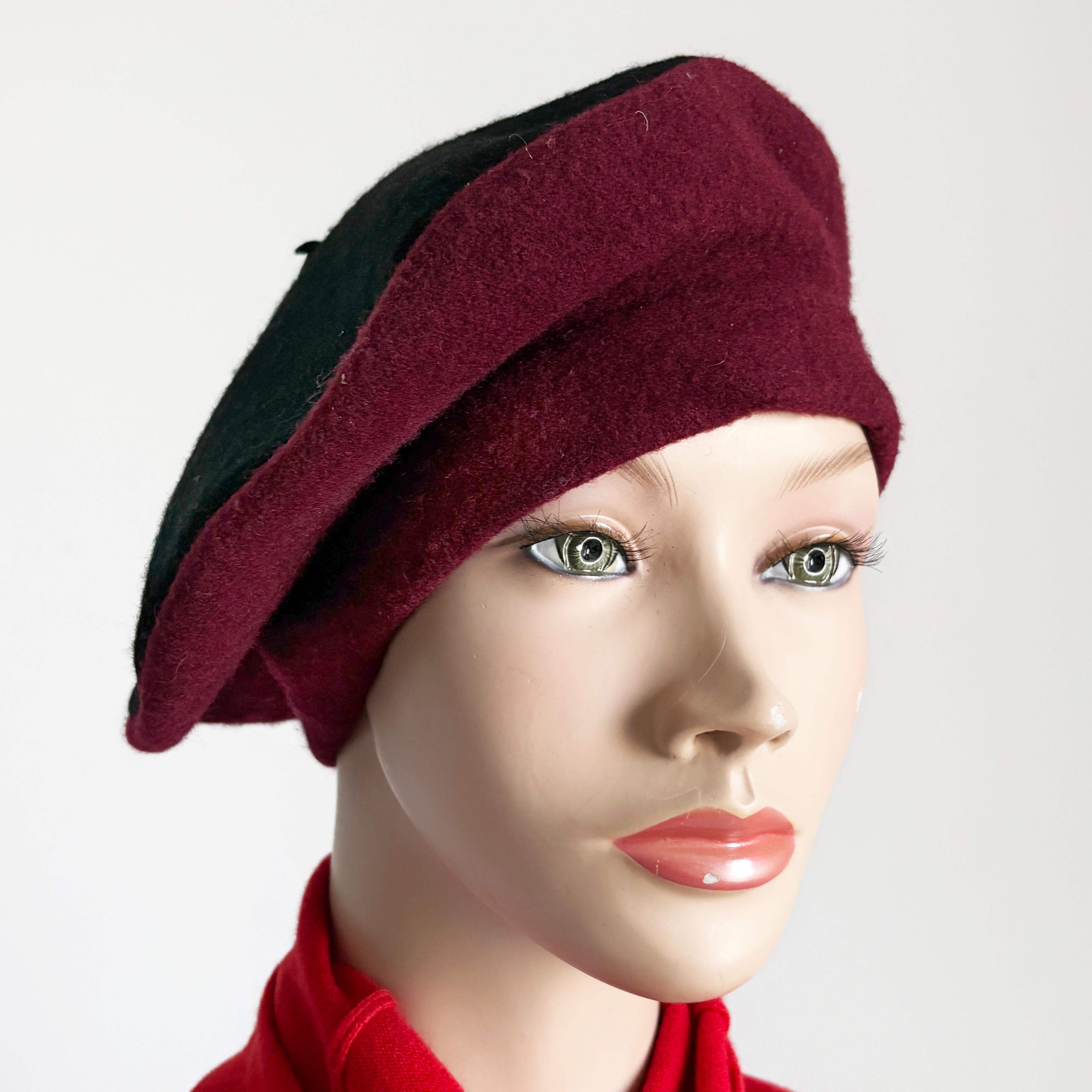 Norma Kamali für Stetson Beret Zweifarbige Burgunderrote Schwarze Wolle Vintage 80er HTF OS im Zustand „Gut“ im Angebot in Port Saint Lucie, FL
