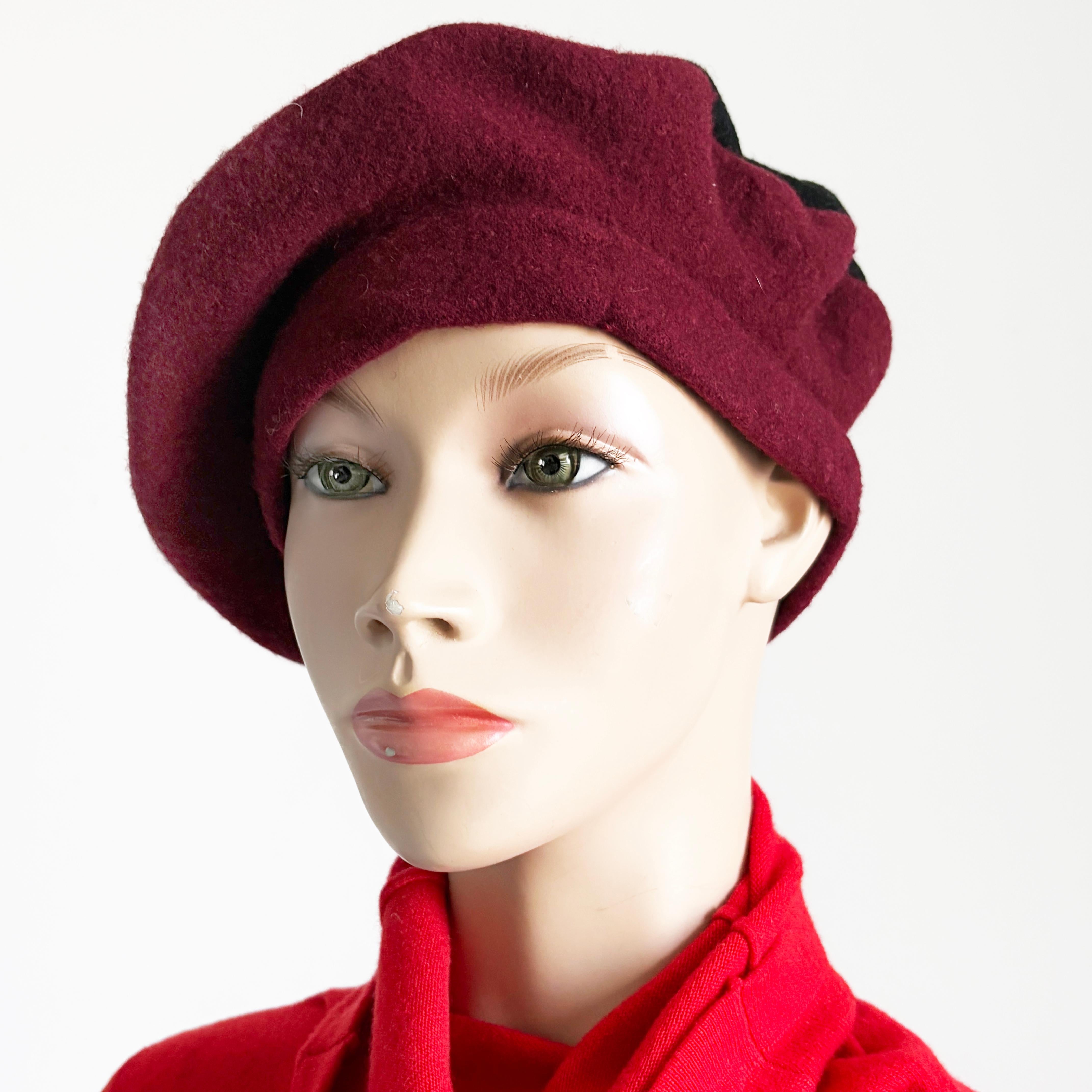 Norma Kamali für Stetson Beret Zweifarbige Burgunderrote Schwarze Wolle Vintage 80er HTF OS für Damen oder Herren im Angebot