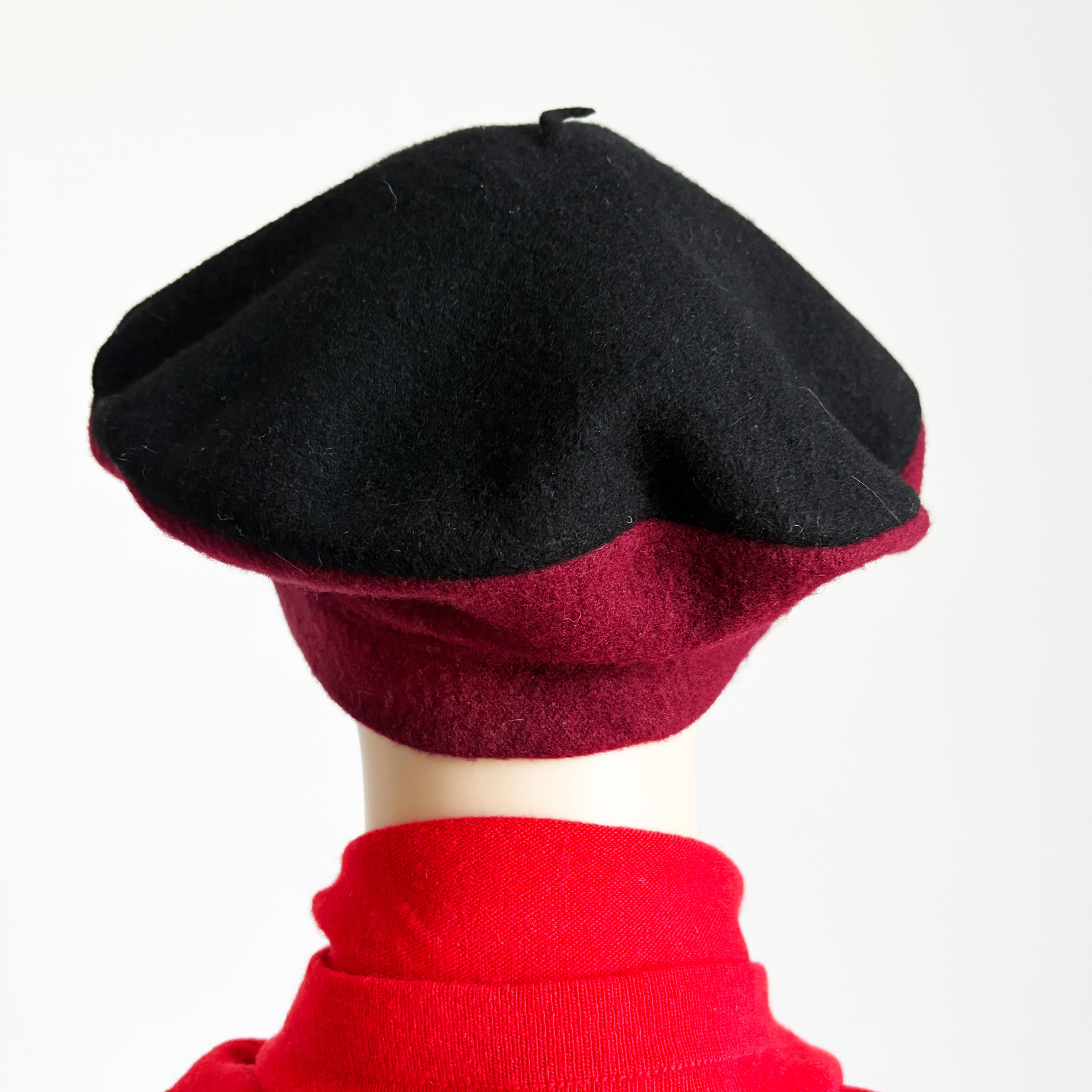 Norma Kamali für Stetson Beret Zweifarbige Burgunderrote Schwarze Wolle Vintage 80er HTF OS im Angebot 1