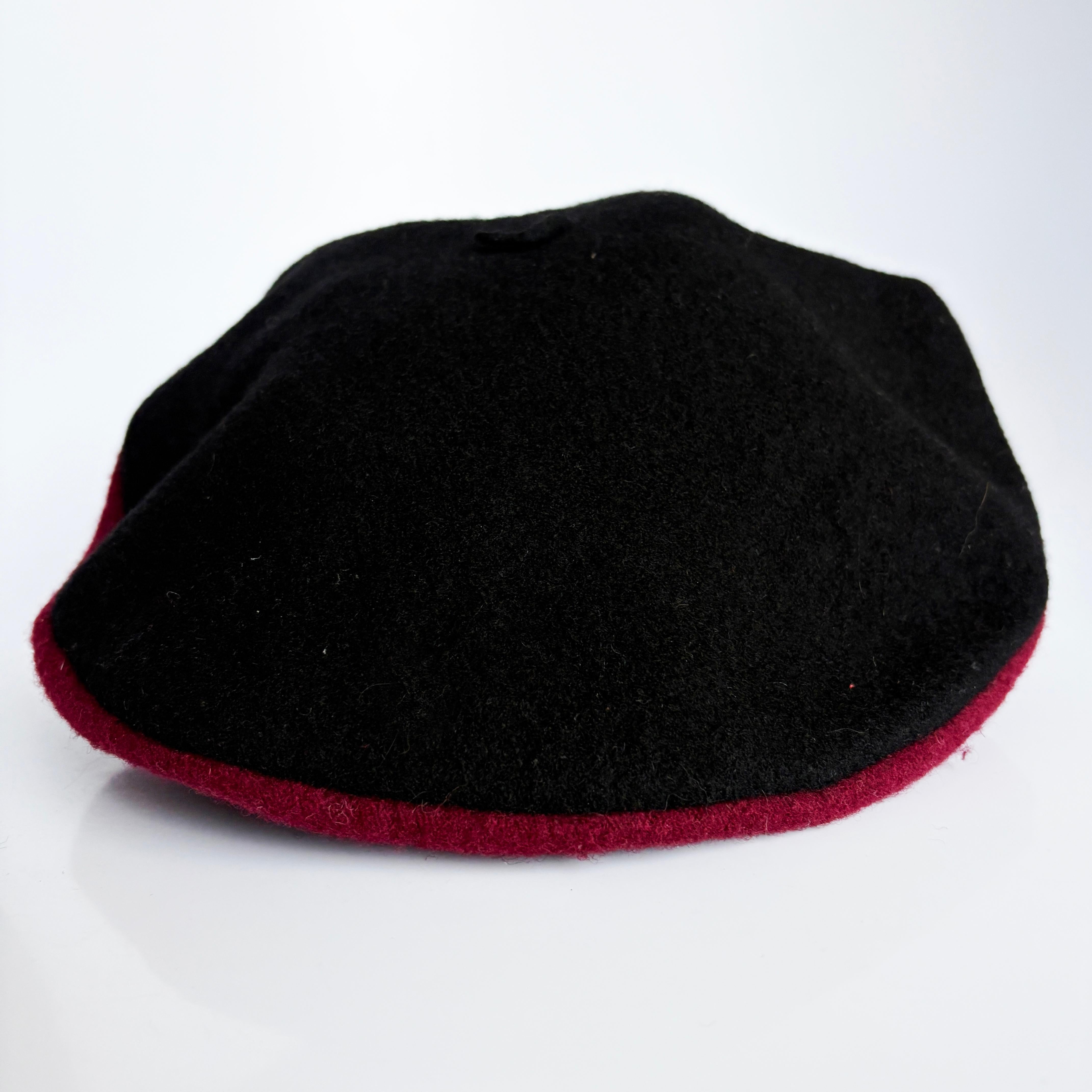 Norma Kamali für Stetson Beret Zweifarbige Burgunderrote Schwarze Wolle Vintage 80er HTF OS im Angebot 5
