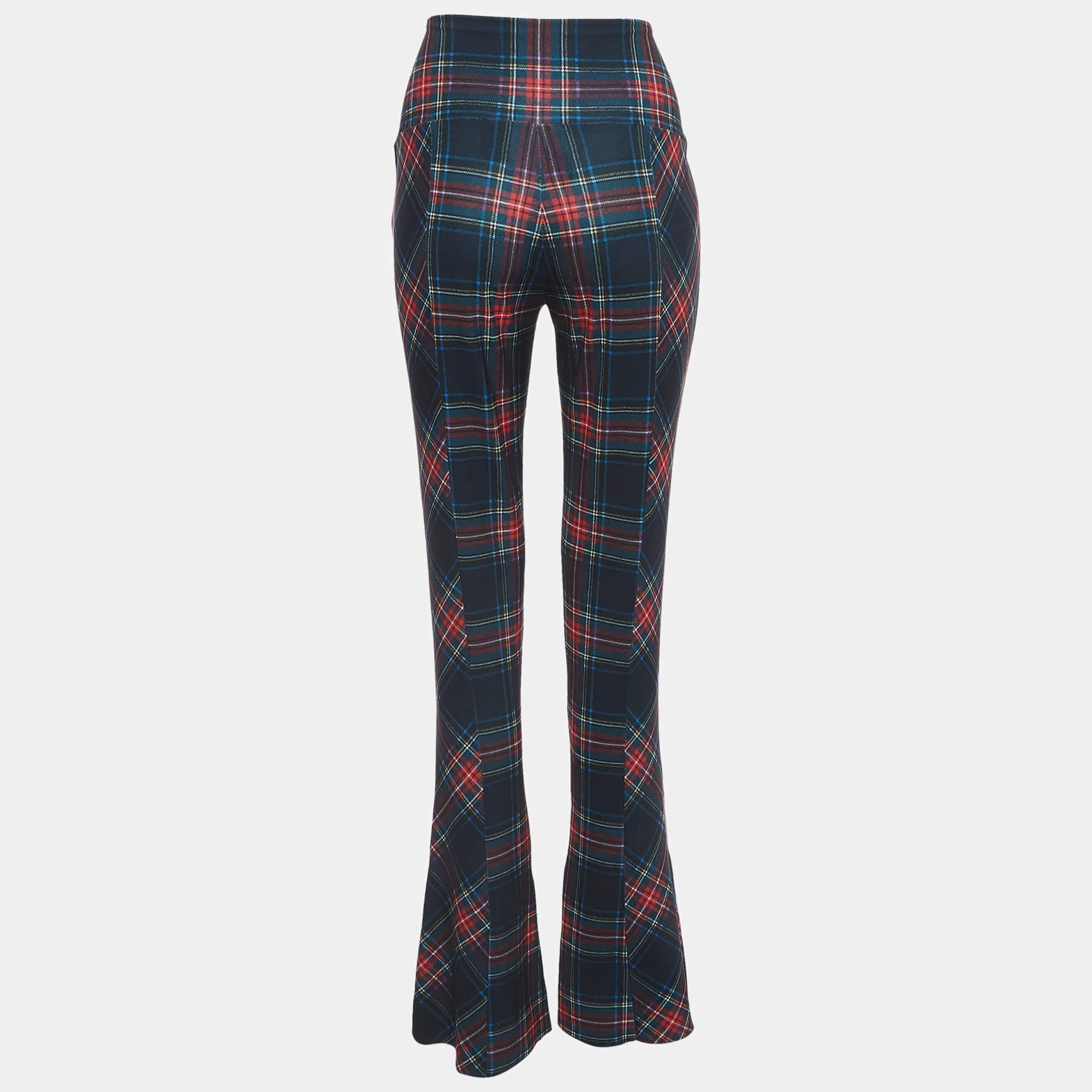 Le legging Norma Kamali est un mélange élégant de confort et de mode. Fabrice en maille extensible, doté d'une taille haute pour une coupe flatteuse et orné d'un imprimé écossais vert foncé, ce legging présente un ourlet évasé très tendance pour un