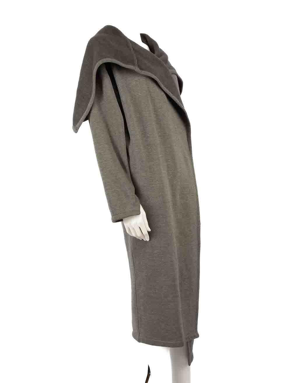 CONDIT ist gut. Der Mantel weist leichte Gebrauchsspuren auf. Leichte Verfärbungen an beiden Manschetten, an der linken Seite des Kragens und an den Kanten und Seiten des Saums. Bei diesem gebrauchten Norma Kamali Designer-Wiederverkaufsartikel