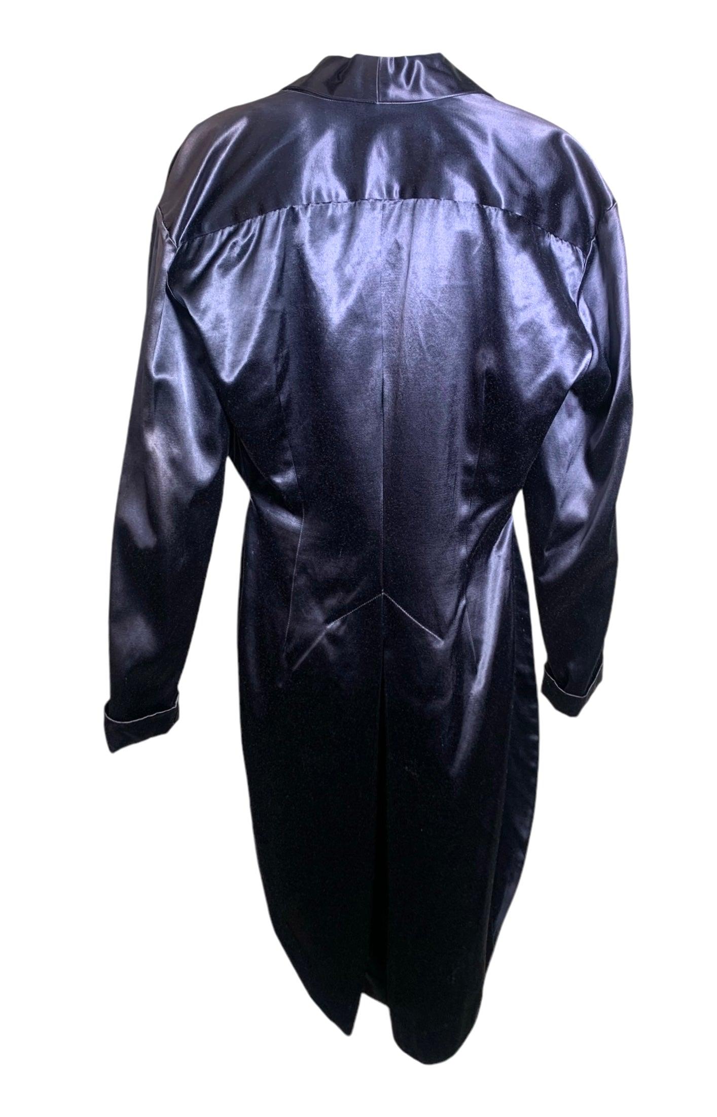 Tiefschwarzer Satin-Smokingfrack von Norma Kamali aus den 1980er Jahren. Gekerbtes Revers und Manschetten an den Ärmeln. Das perfekte Stück Frechheit, um Ihre Abendgarderobe zu unterstreichen. Ungefüttert, kein Verschluss. Toller