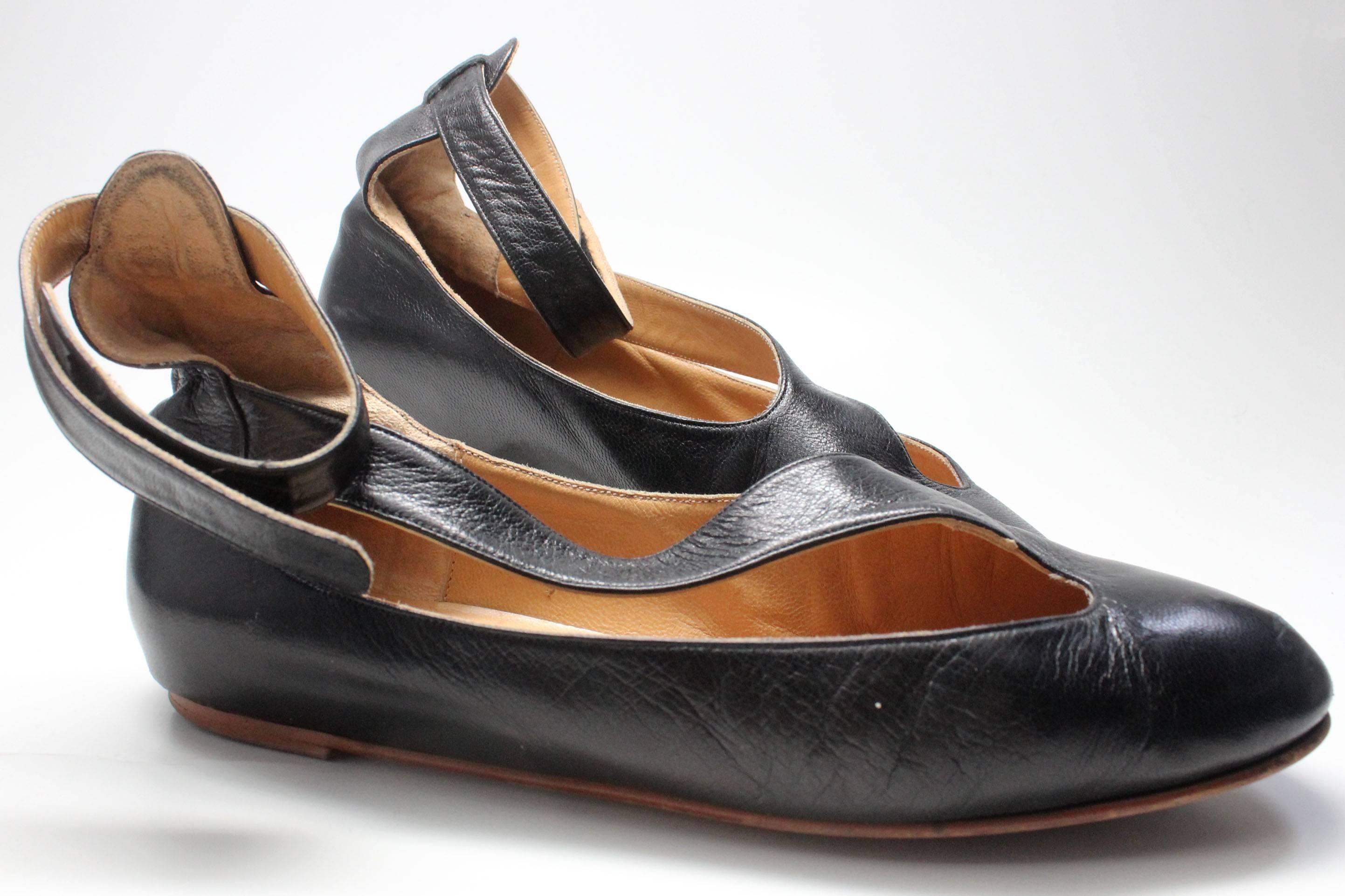 Incredibly cool - these leather flats merge fashion and comfort. Strap crosses top of foot, ankle strap fastens with velcro.

1980s Norma Kamali
Leather upper - Made in Spain
US Size 8