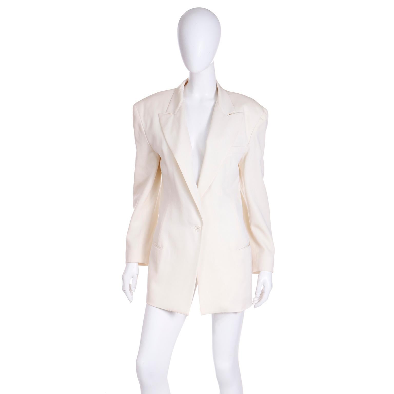 This is a pretty vintage Norma Kamali 1980's OMO lightweight ivory wool, single breasted blazer. We love vintage Norma Kamali pieces and this oversized jacket has peak lapels, a front center button closure, left breast pocket and horizontal slit