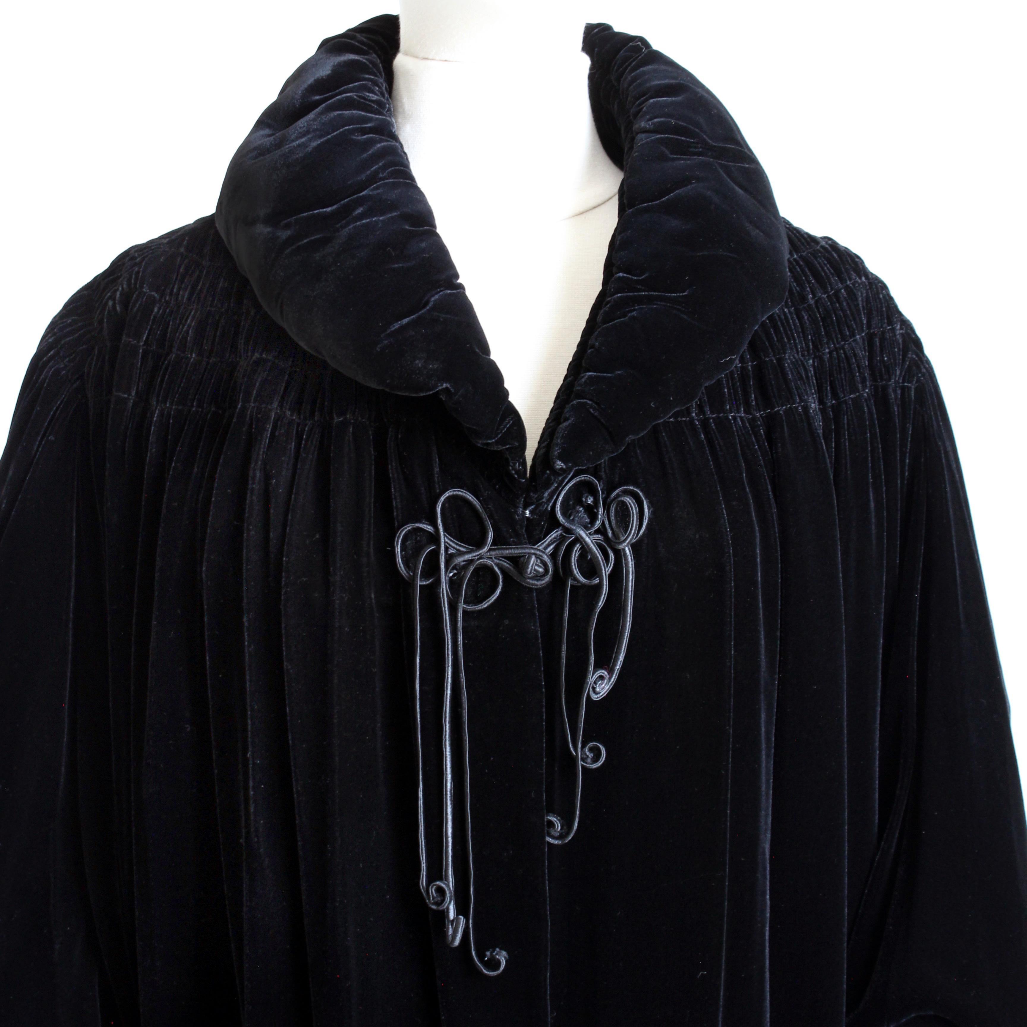 OMO Norma Kamali - Giacca a bozzolo in velluto nero - primi anni '90, vintage e raro - Sz 6 in vendita 3